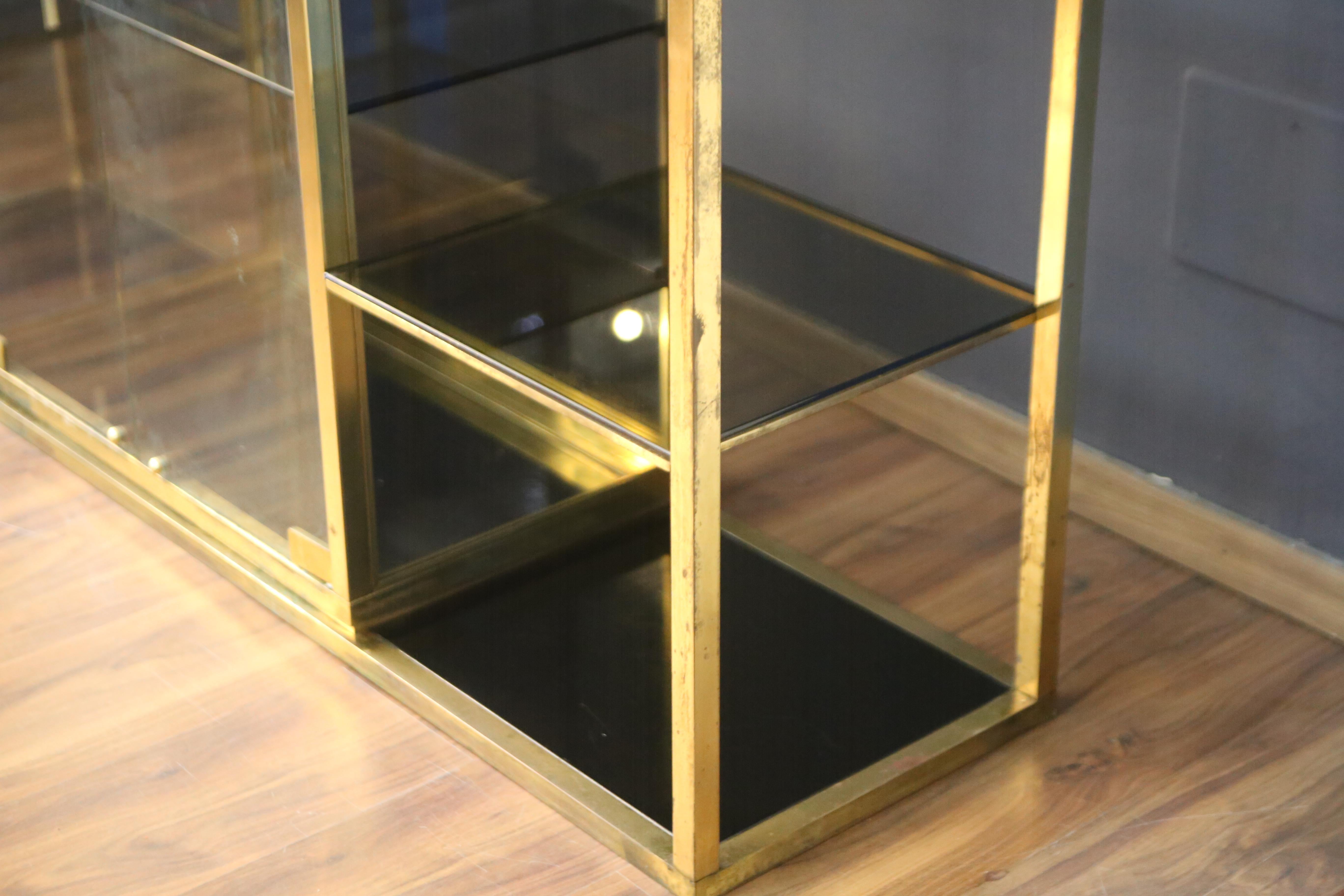 1970s brass and glass bookcase by Romeo Rega In condizioni buone in vendita a Vigevano, PV