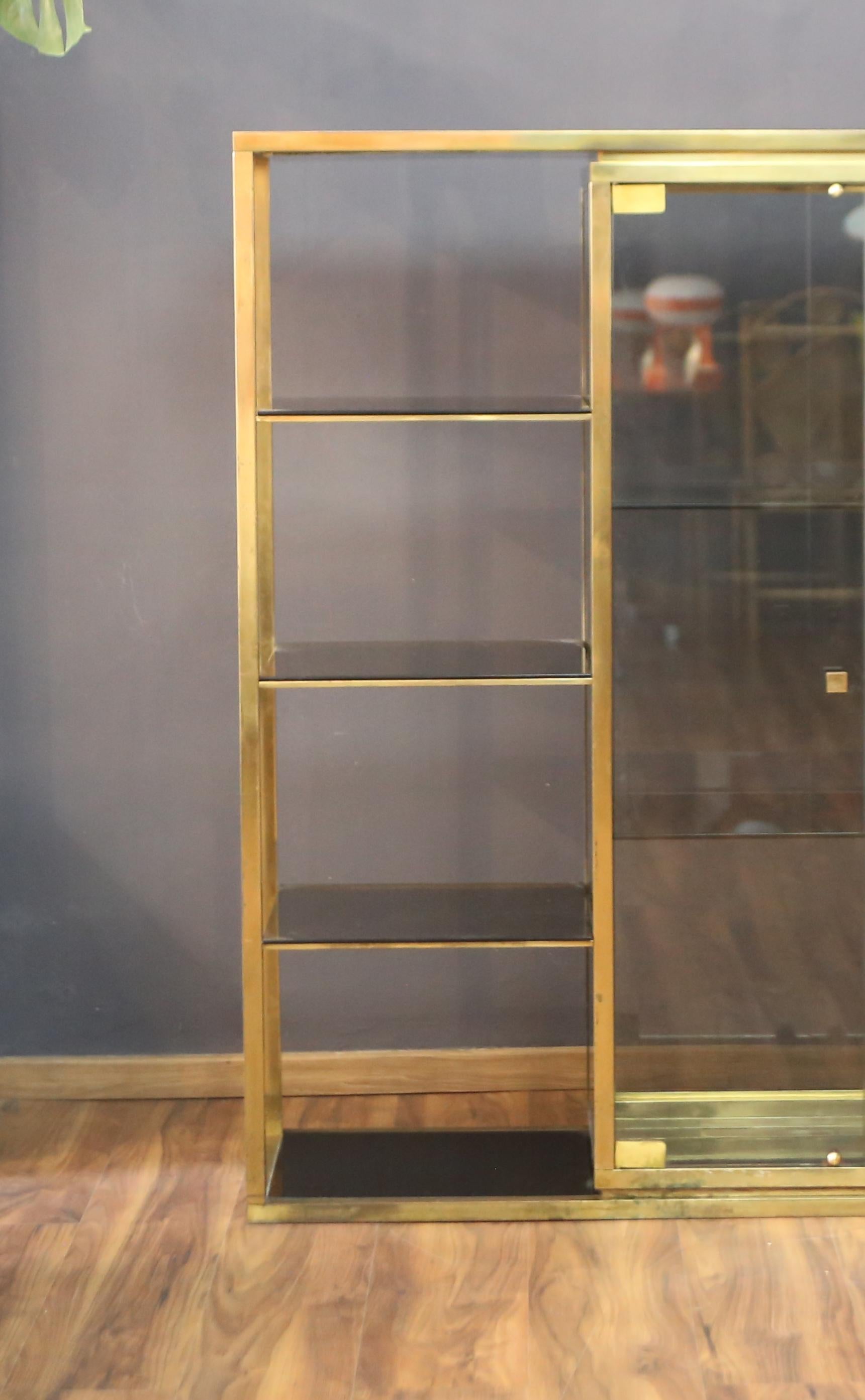 Late 20th Century 1970s brass and glass bookcase by Romeo Rega in vendita