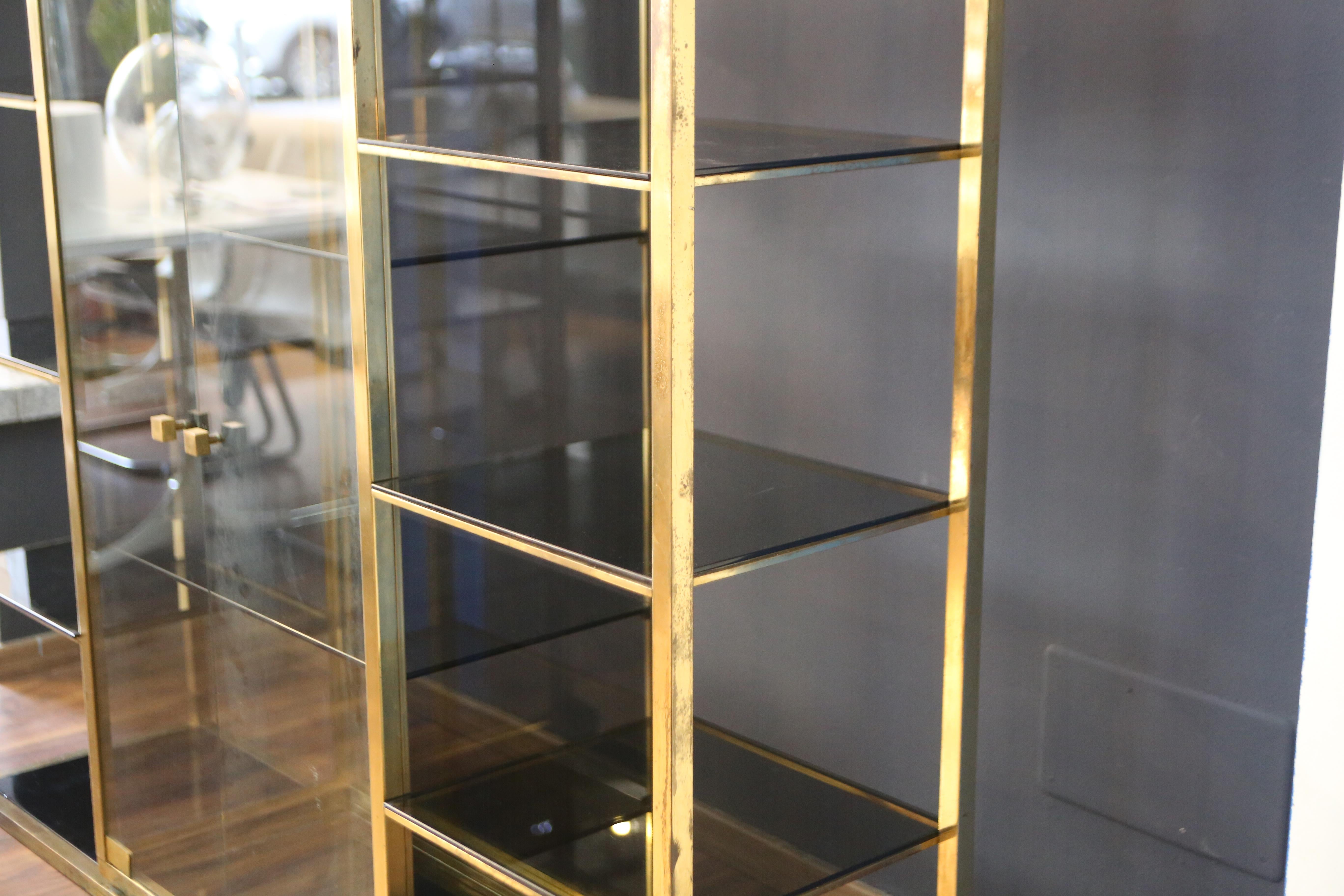 Ottone 1970s brass and glass bookcase by Romeo Rega in vendita