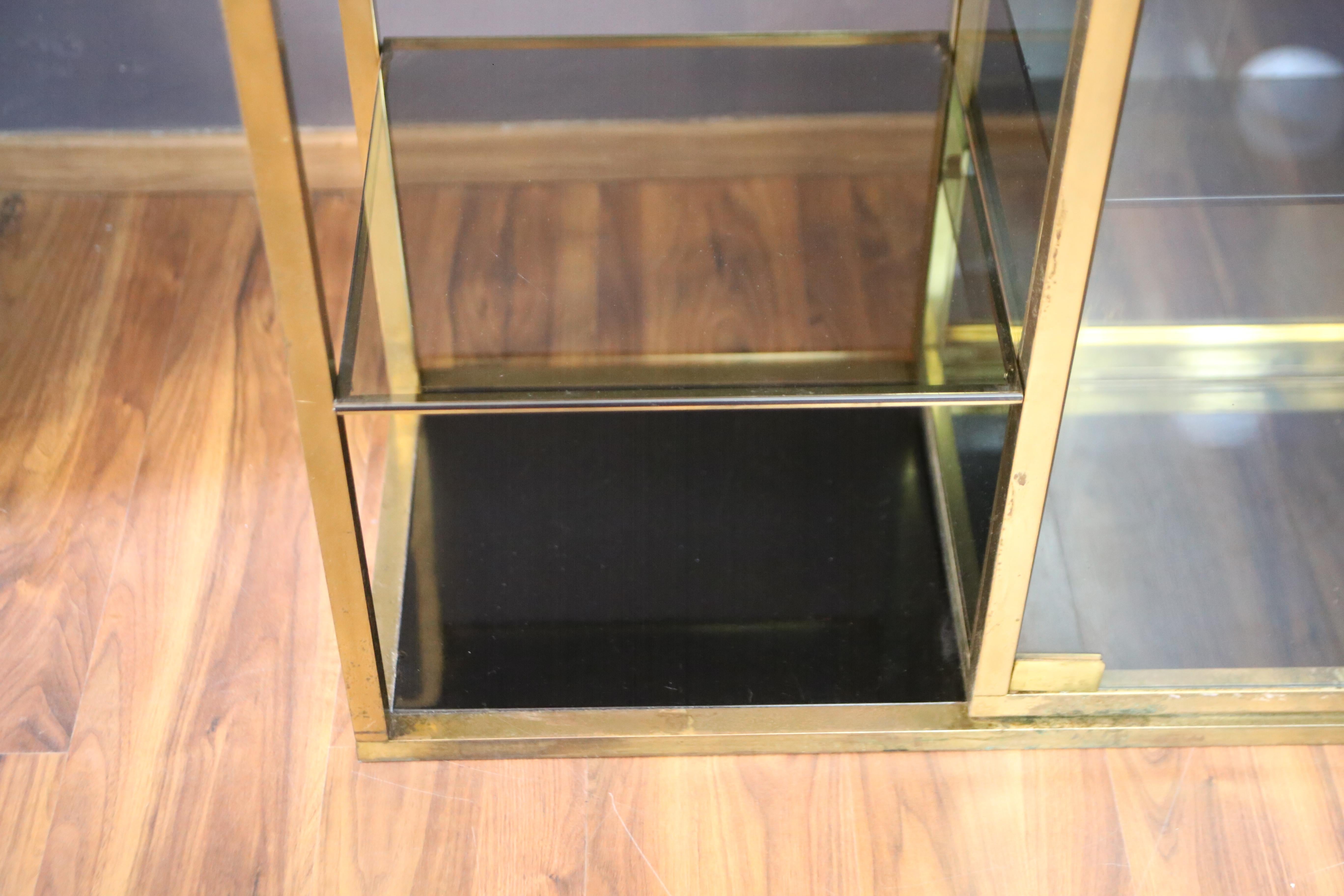 1970s brass and glass bookcase by Romeo Rega in vendita 1