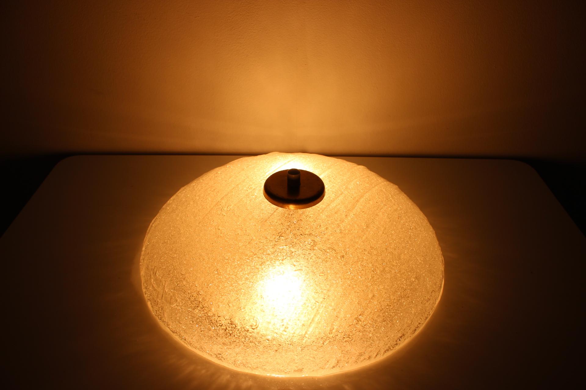 Lampada da soffitto in ottone, realizzata negli anni '70 in Cecoslovacchia.
Realizzato in ottone, plastica e vetro.
La piastra in ottone, lucidata e pulita, presenta alcuni segni d'uso (graffi, come si vede nelle foto).
Perfettamente funzionante, in