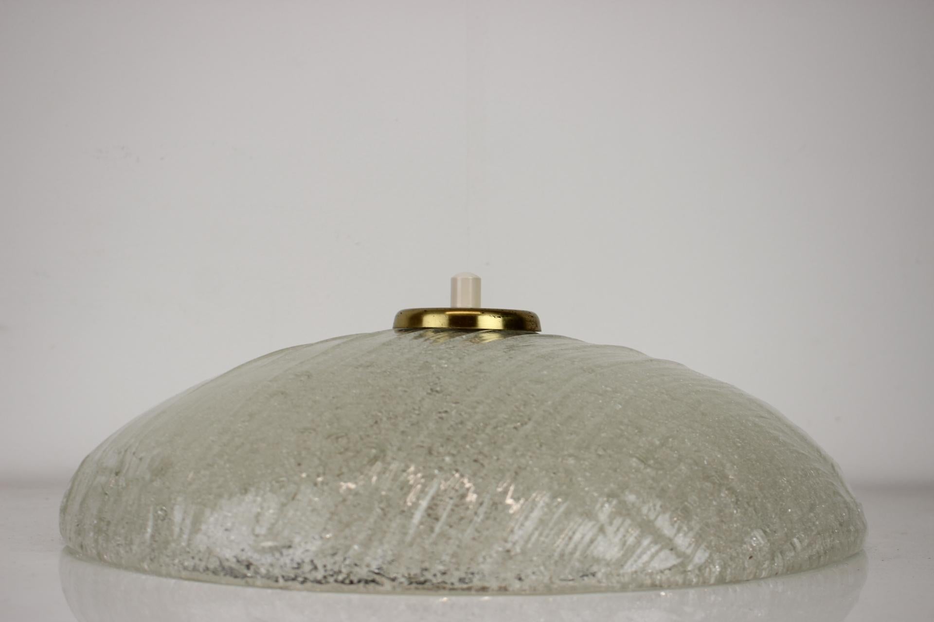Mid-Century moderno Lampada da soffitto in ottone e vetro degli anni '70, Cecoslovacchia in vendita