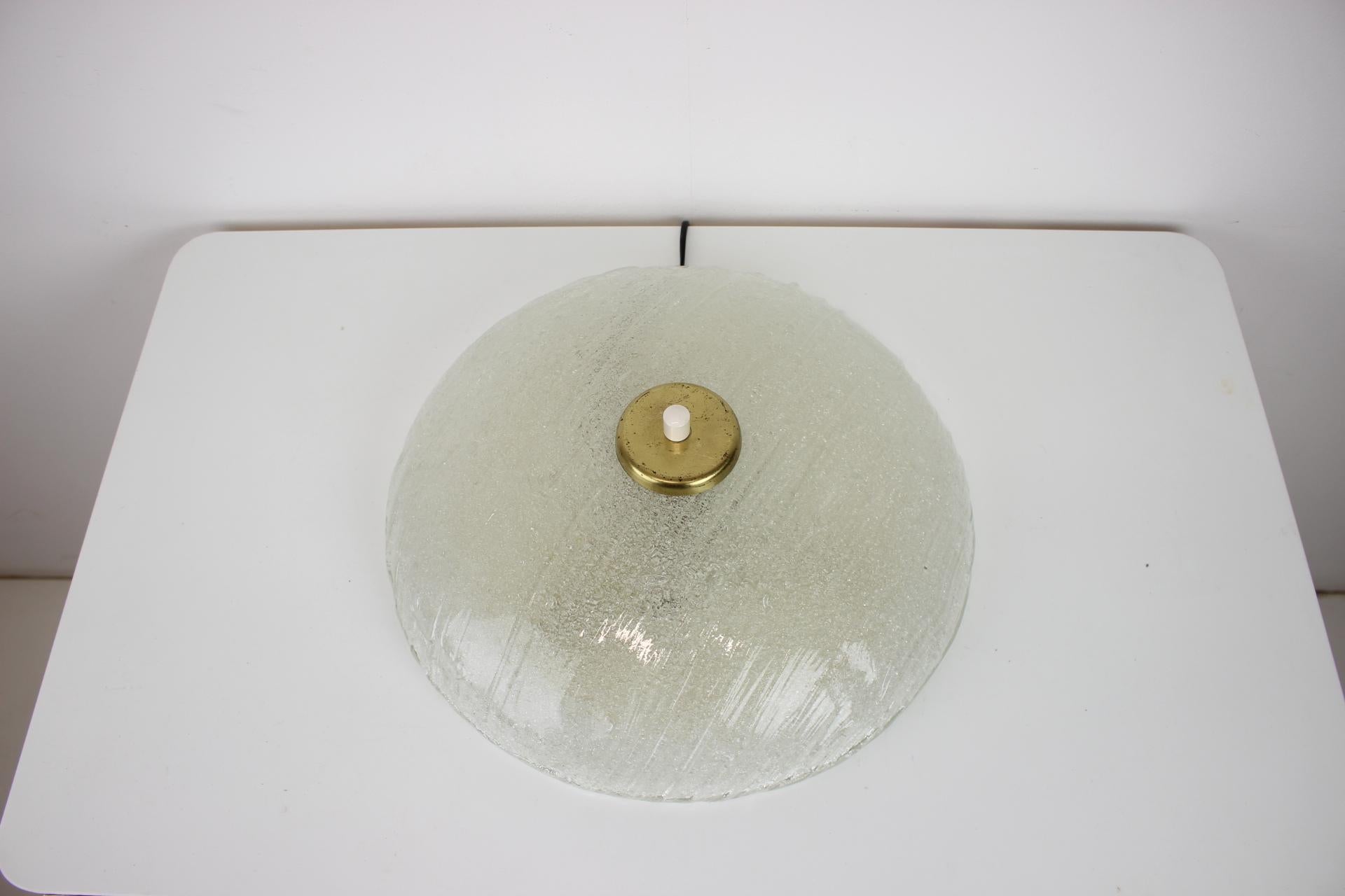 Lampada da soffitto in ottone e vetro degli anni '70, Cecoslovacchia In condizioni buone in vendita a Praha, CZ