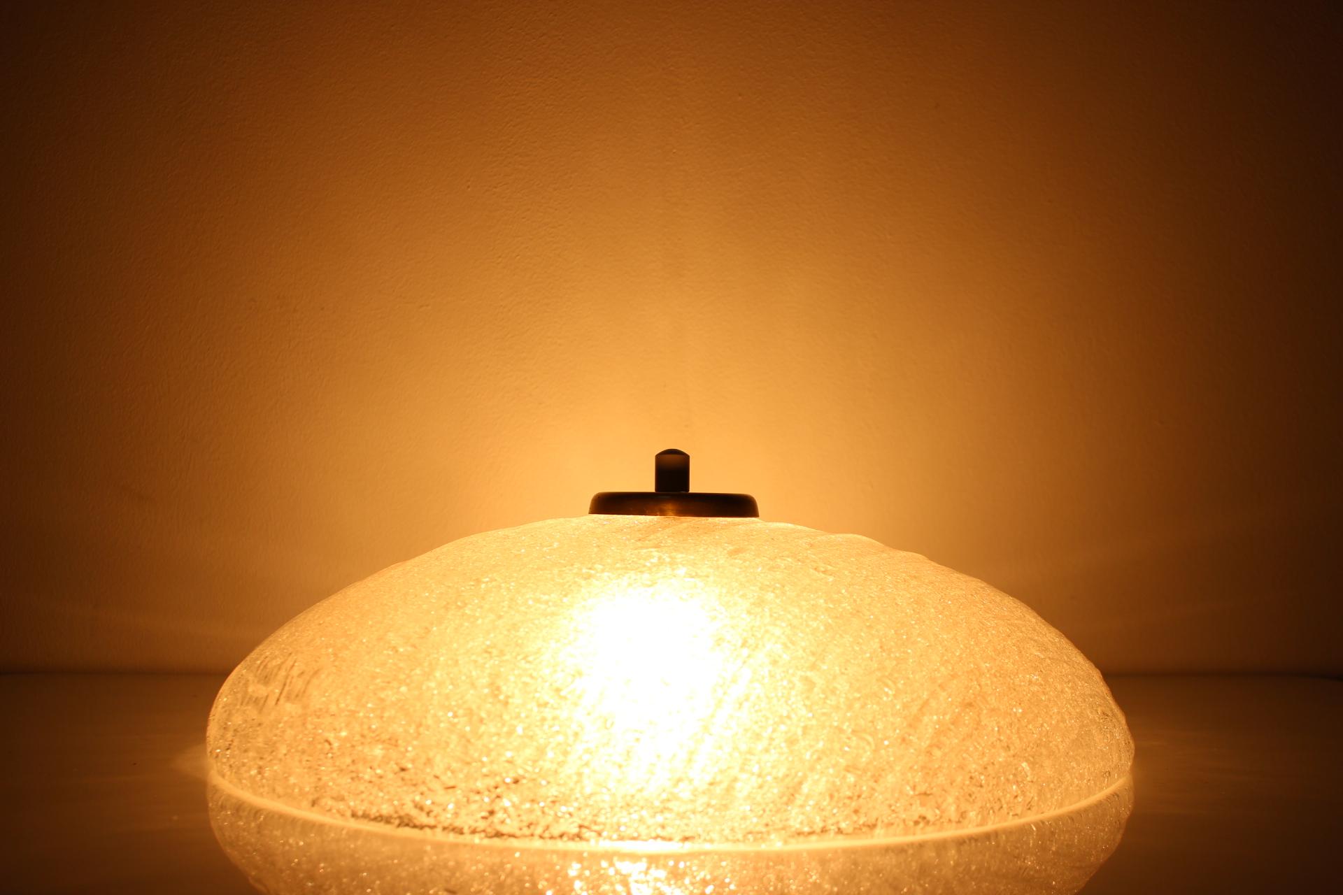 Fine XX secolo Lampada da soffitto in ottone e vetro degli anni '70, Cecoslovacchia in vendita