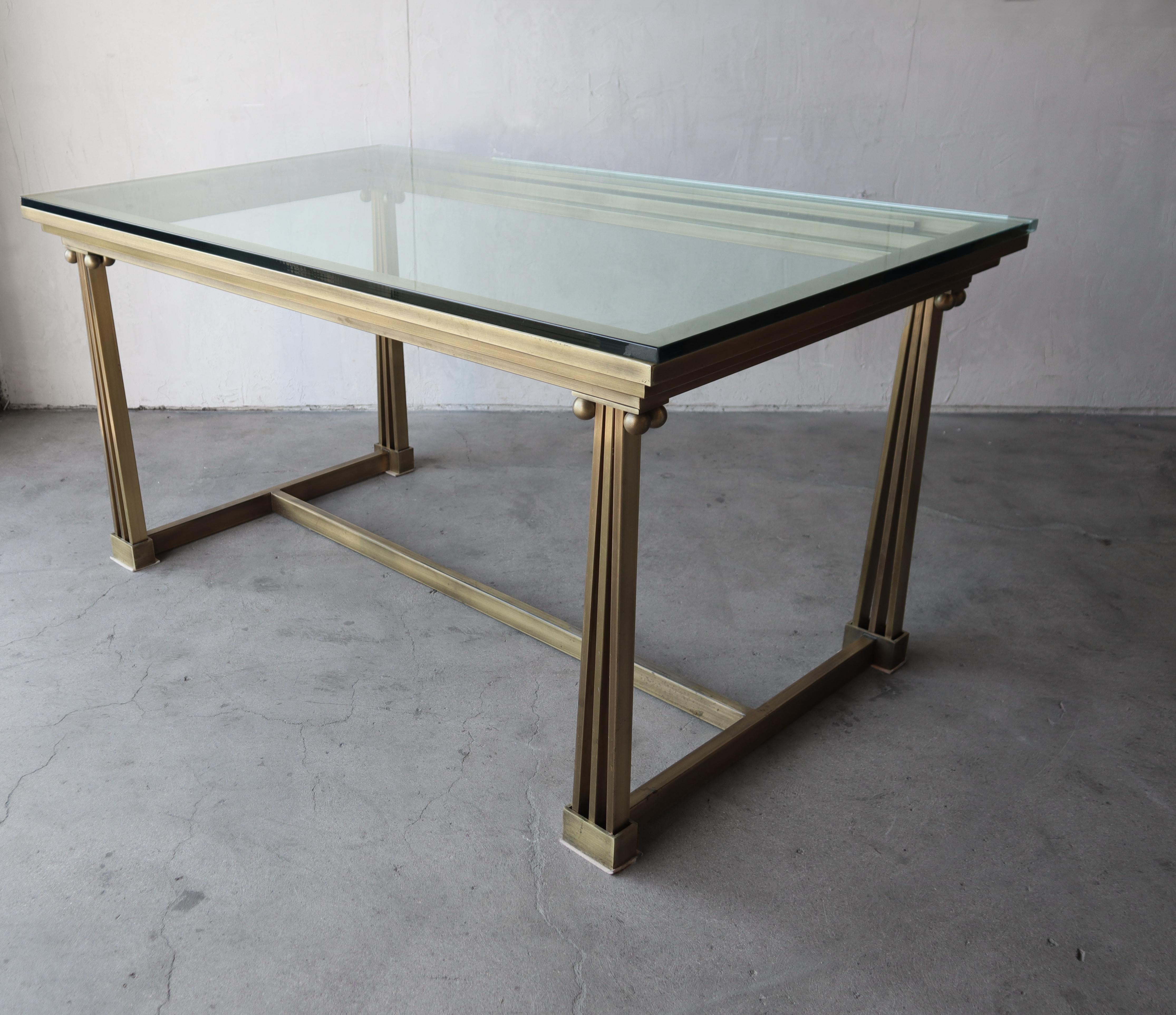 Mesa de escritorio de latón y cristal de los años 70 by Mastercraft en Bueno estado para la venta en Las Vegas, NV