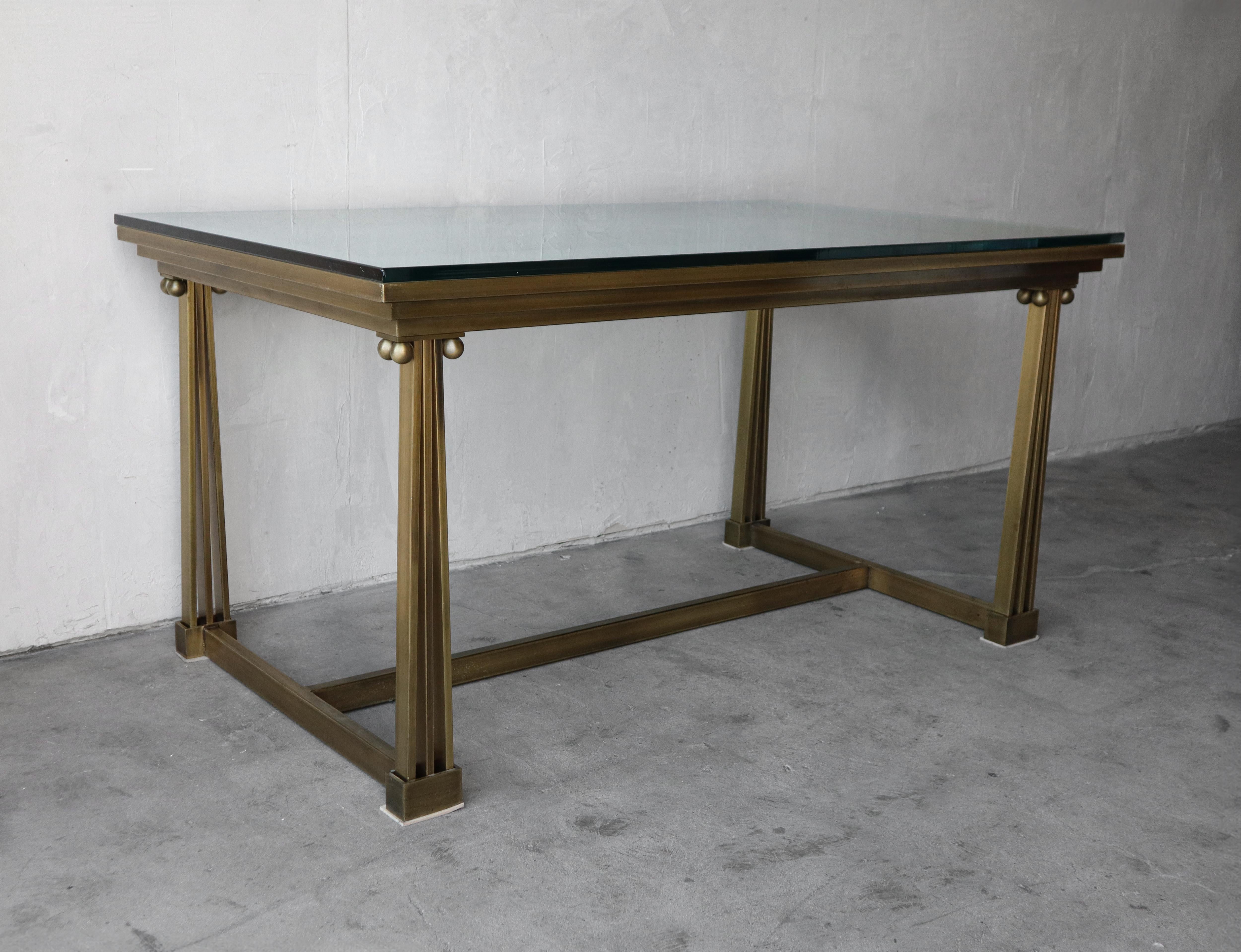 Mesa de escritorio de latón y cristal de los años 70 by Mastercraft siglo XX en venta