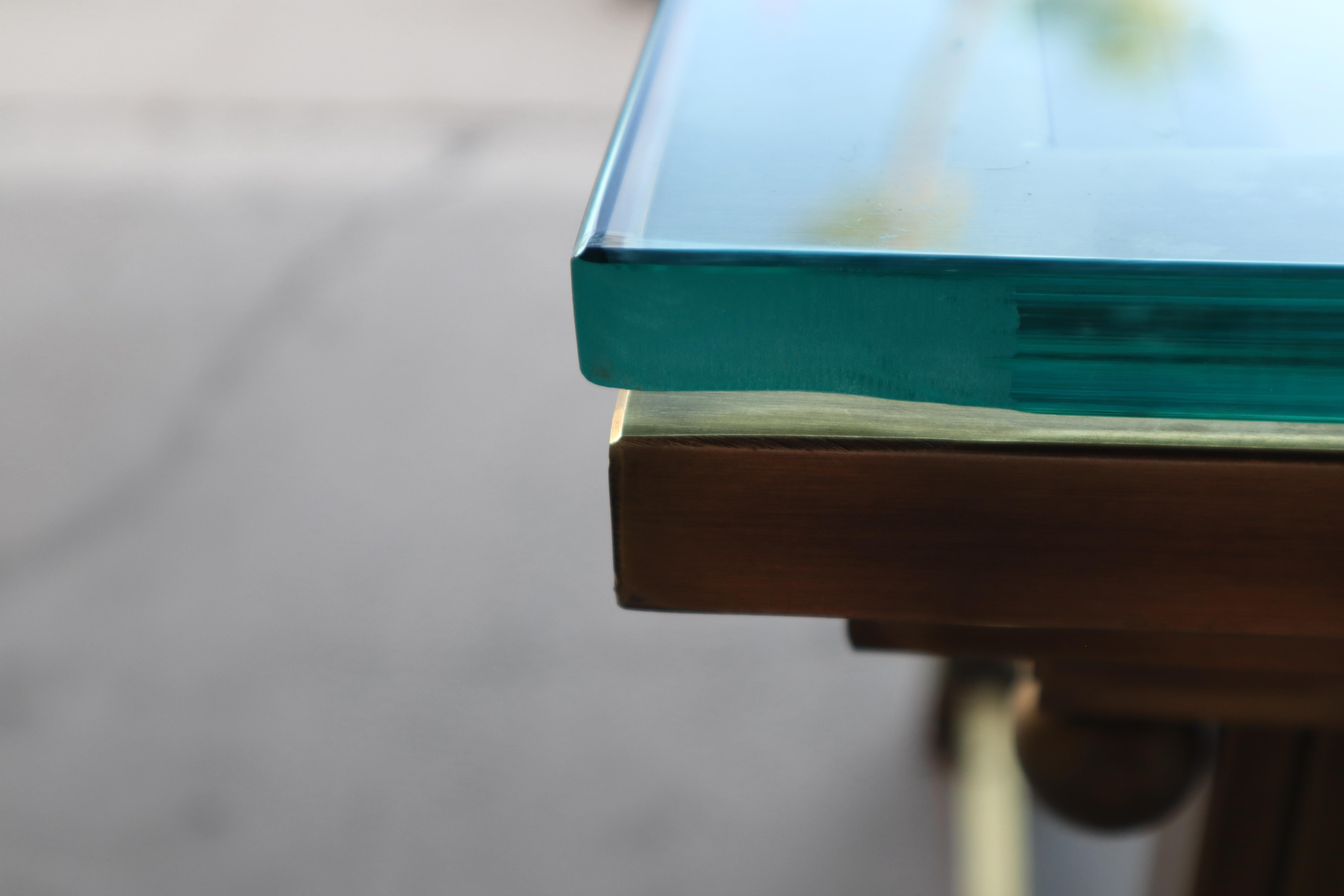 Mesa de escritorio de latón y cristal de los años 70 by Mastercraft en venta 2