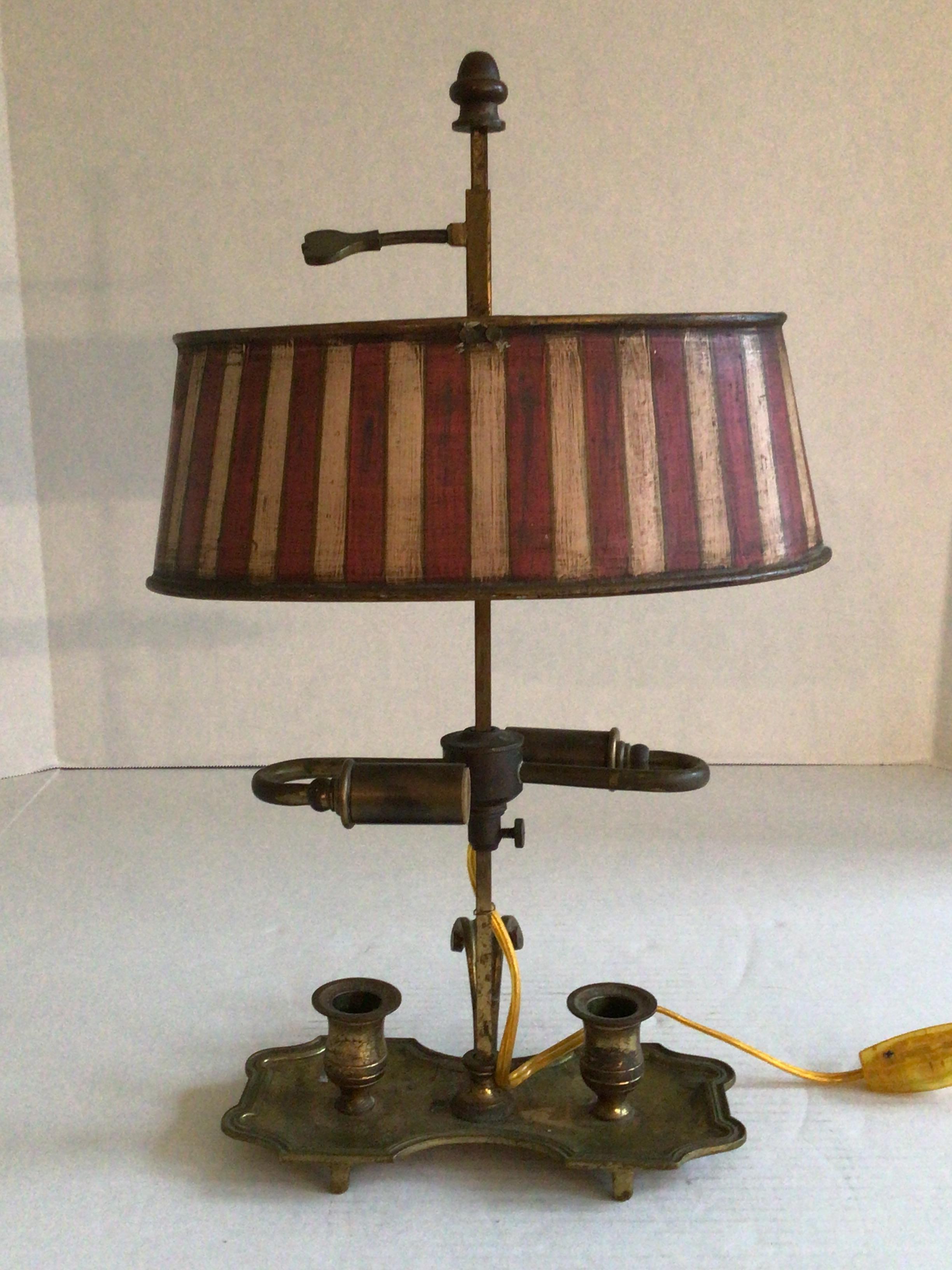 Lámpara de mesa Bouillotte de latón y tole pintado, años 70
lámpara candelabro candelabro de 2 luces
La pantalla está pintada de topo con rayas rojas y crema
Altura de la pantalla regulable
Necesita recableado

