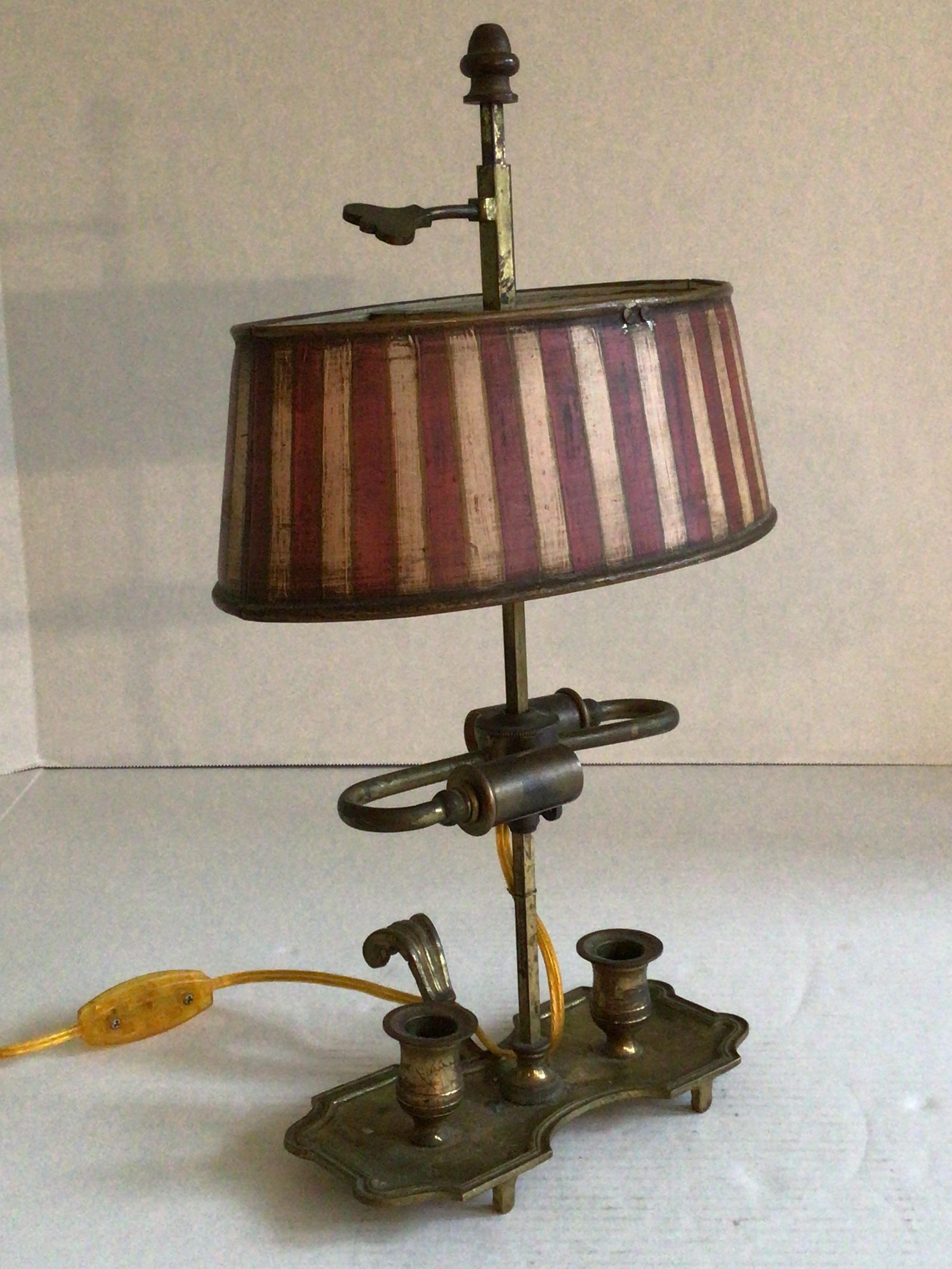 Lámpara de mesa Bouillotte de latón y tole pintado, años 70 Luis XVI en venta