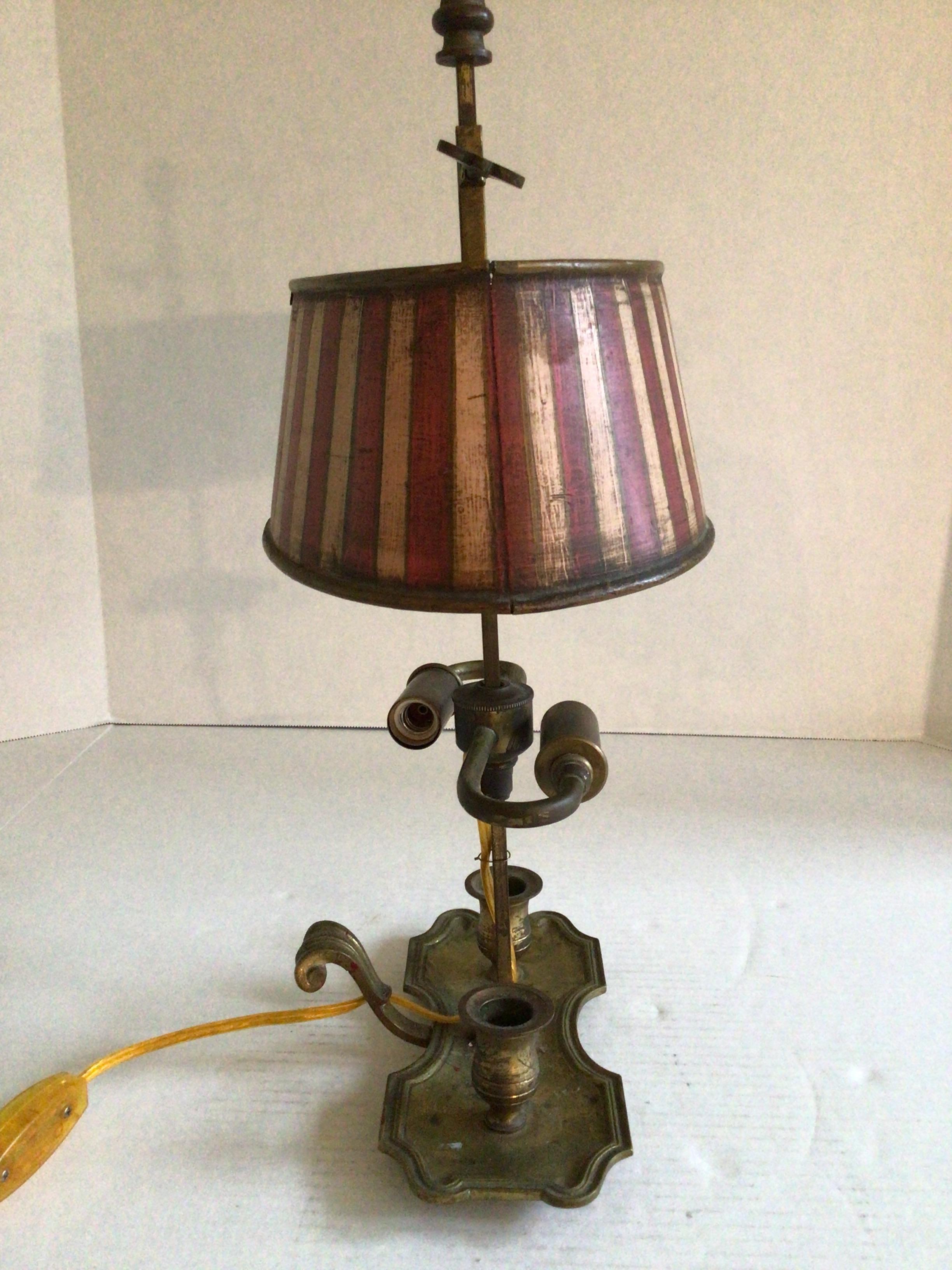 Lámpara de mesa Bouillotte de latón y tole pintado, años 70 Pintado en venta