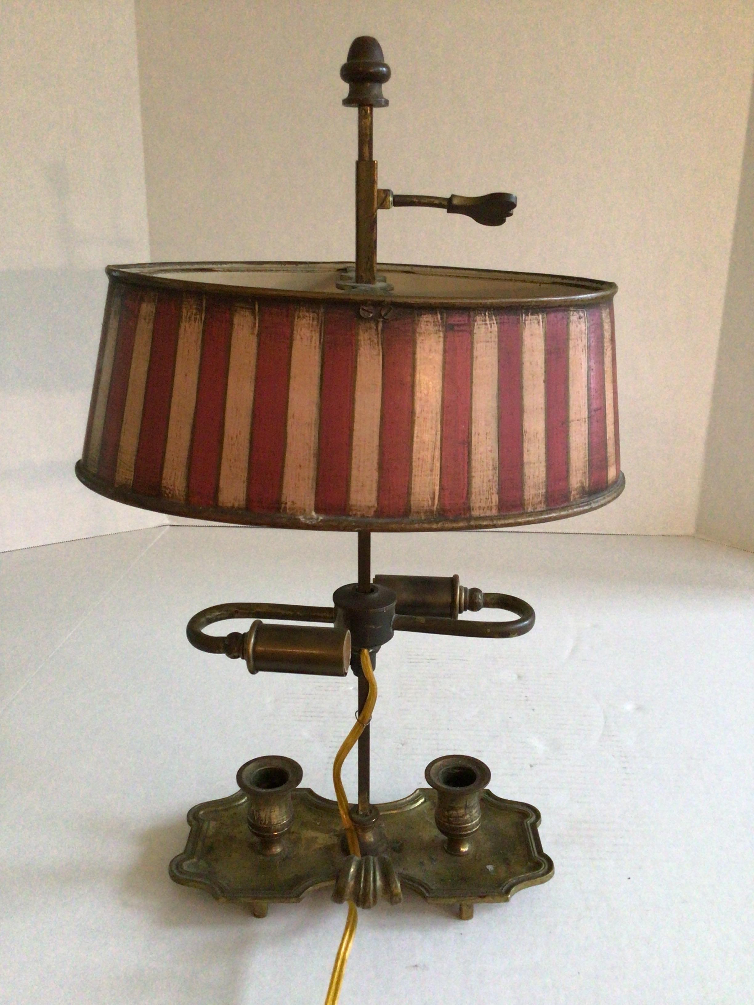 Lámpara de mesa Bouillotte de latón y tole pintado, años 70 en Bueno estado para la venta en Tarrytown, NY
