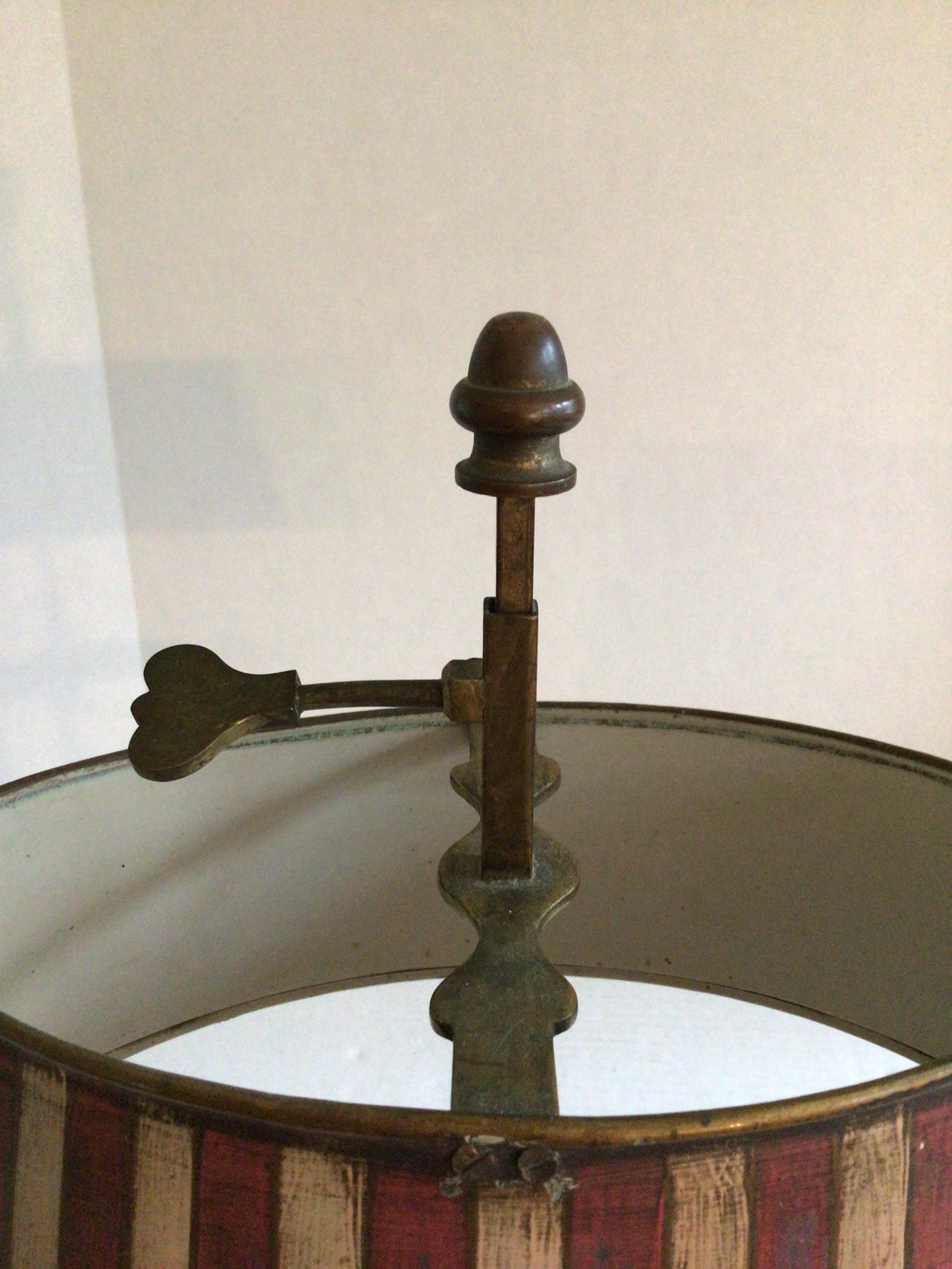 Lámpara de mesa Bouillotte de latón y tole pintado, años 70 finales del siglo XX en venta