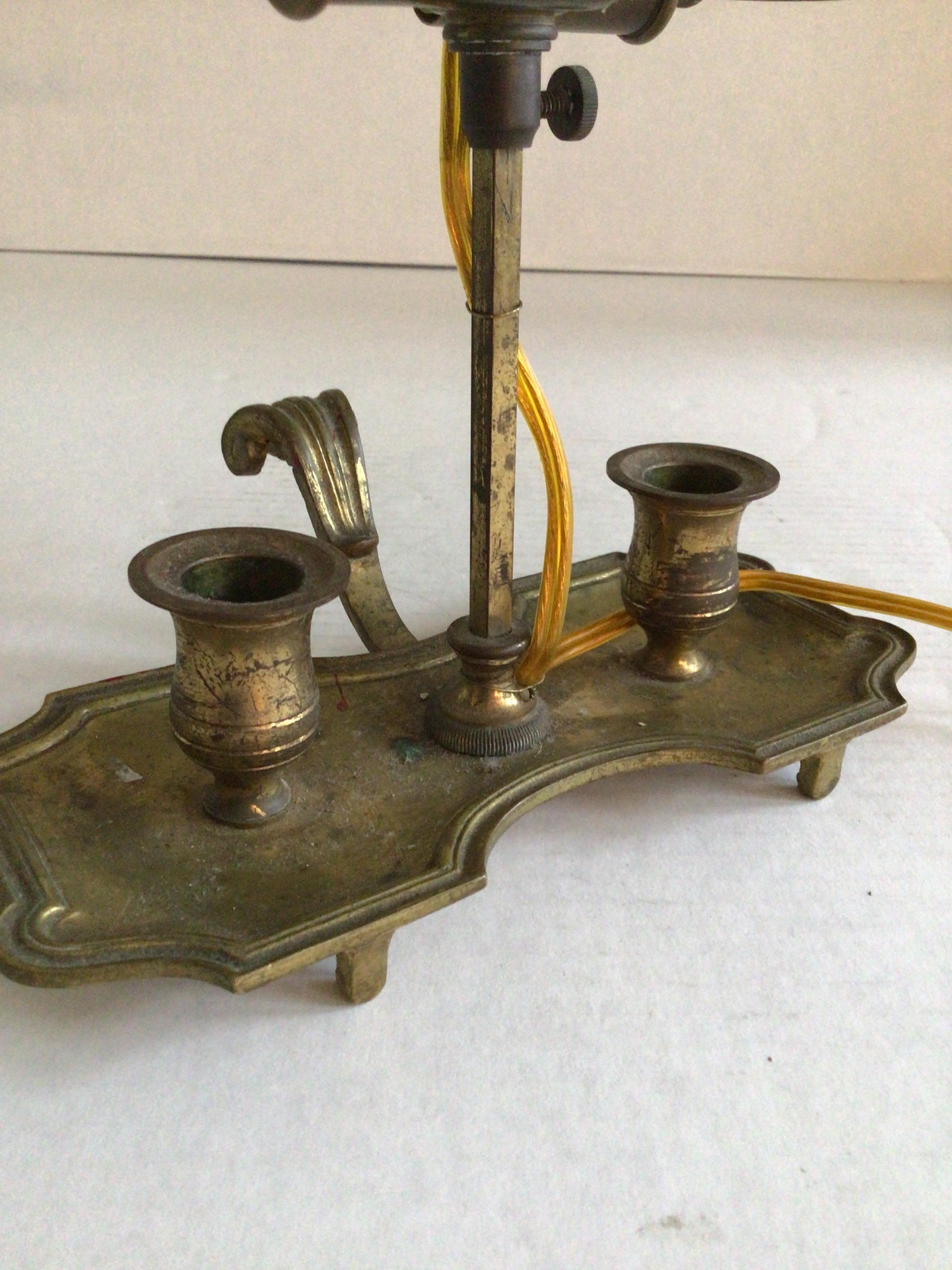 Lámpara de mesa Bouillotte de latón y tole pintado, años 70 en venta 2