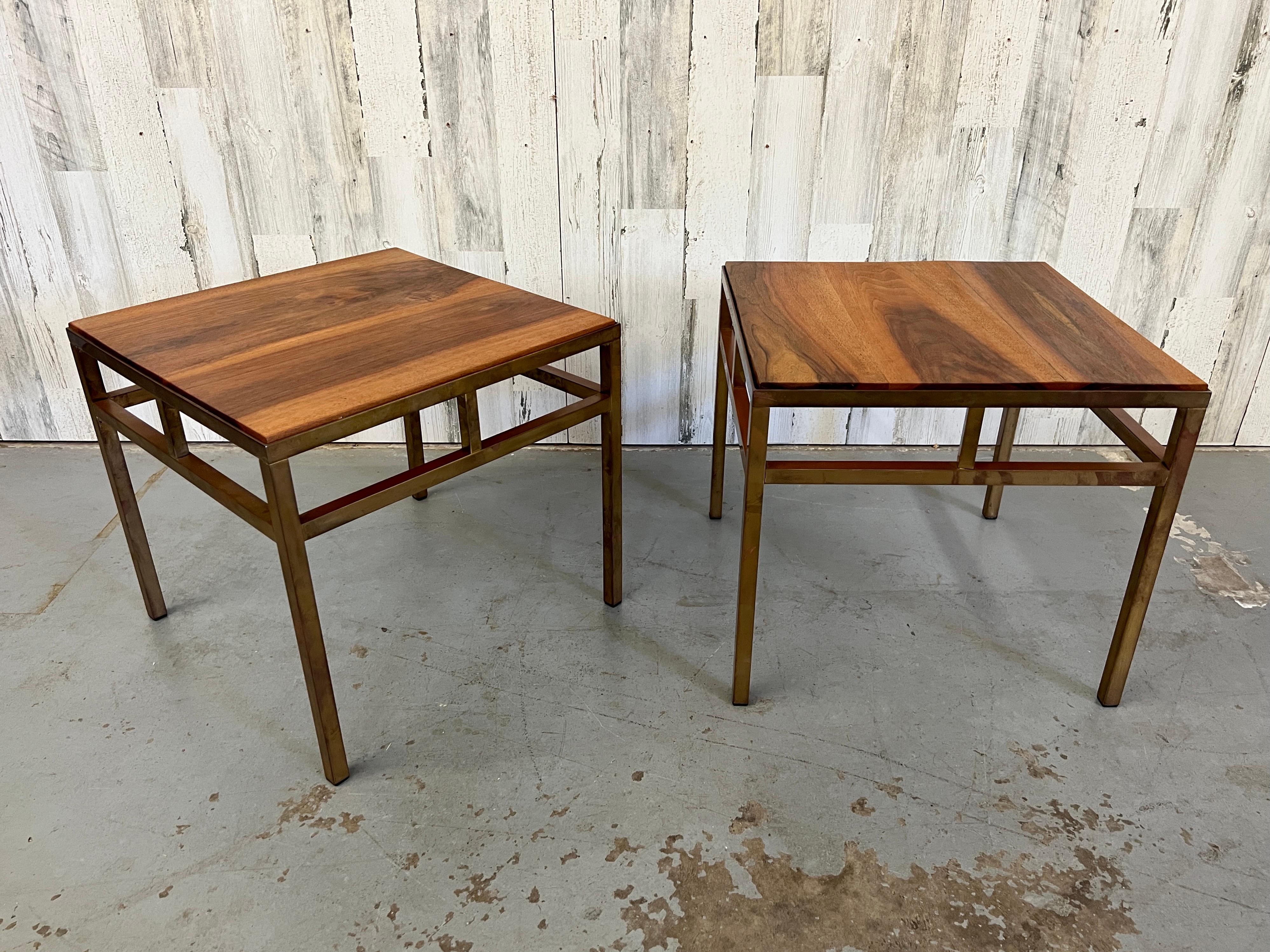 Tables d'extrémité en laiton et noyer des années 1970 en vente 5