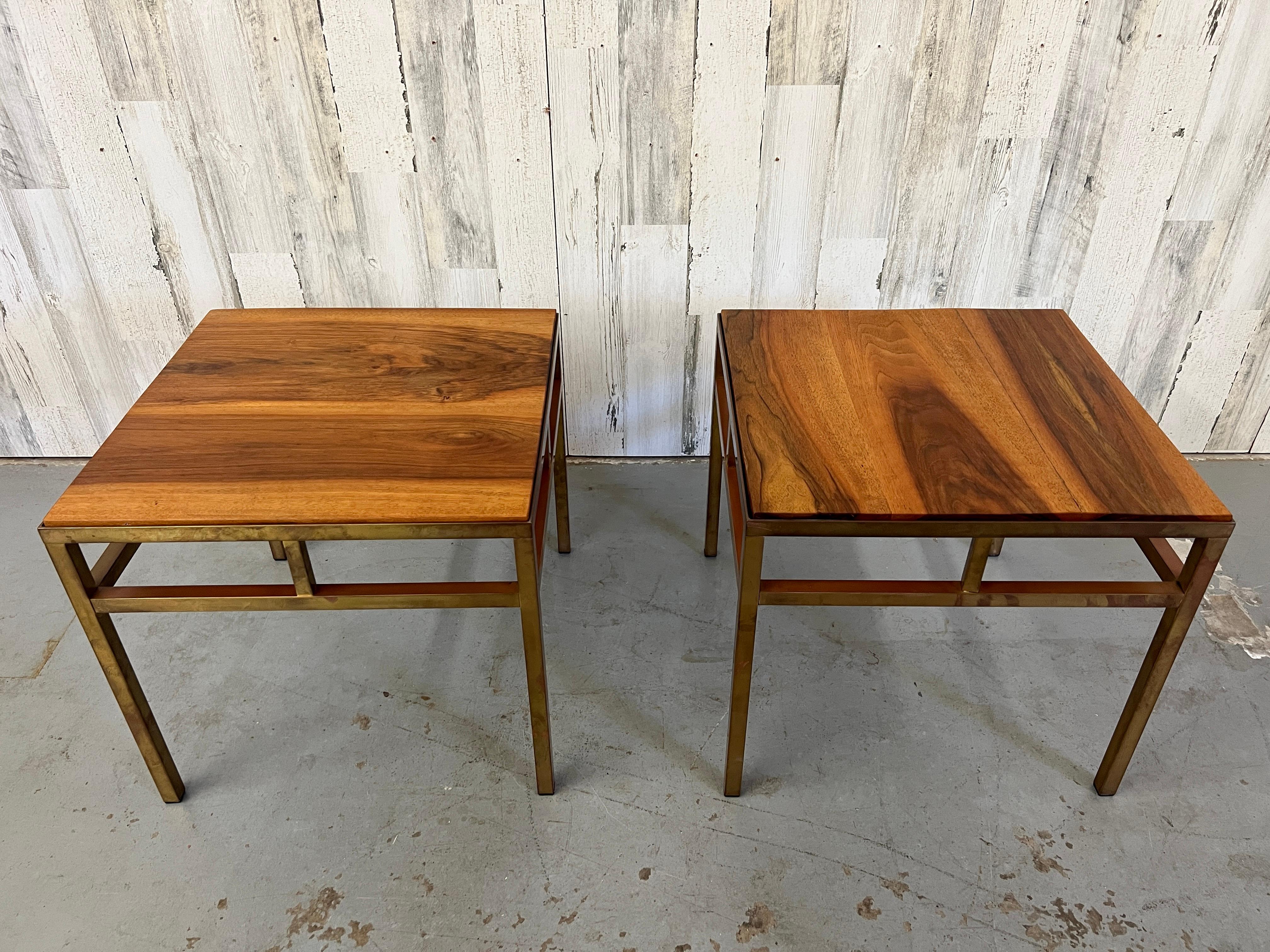Laiton Tables d'extrémité en laiton et noyer des années 1970 en vente