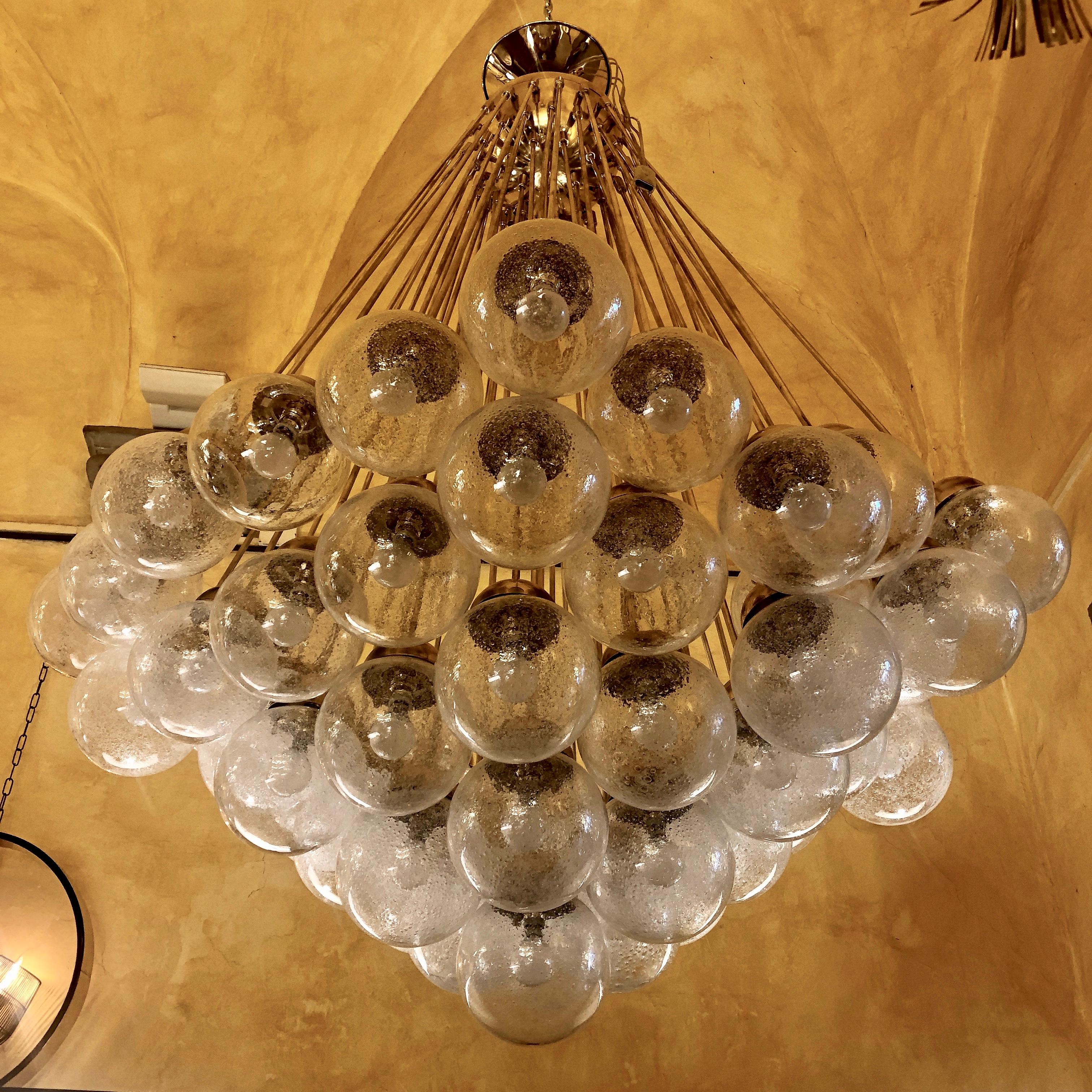 Mid-Century Modern 1970s Brass Chandelier with Transparent Pulegoso Murano Glass Diffusers, Venini