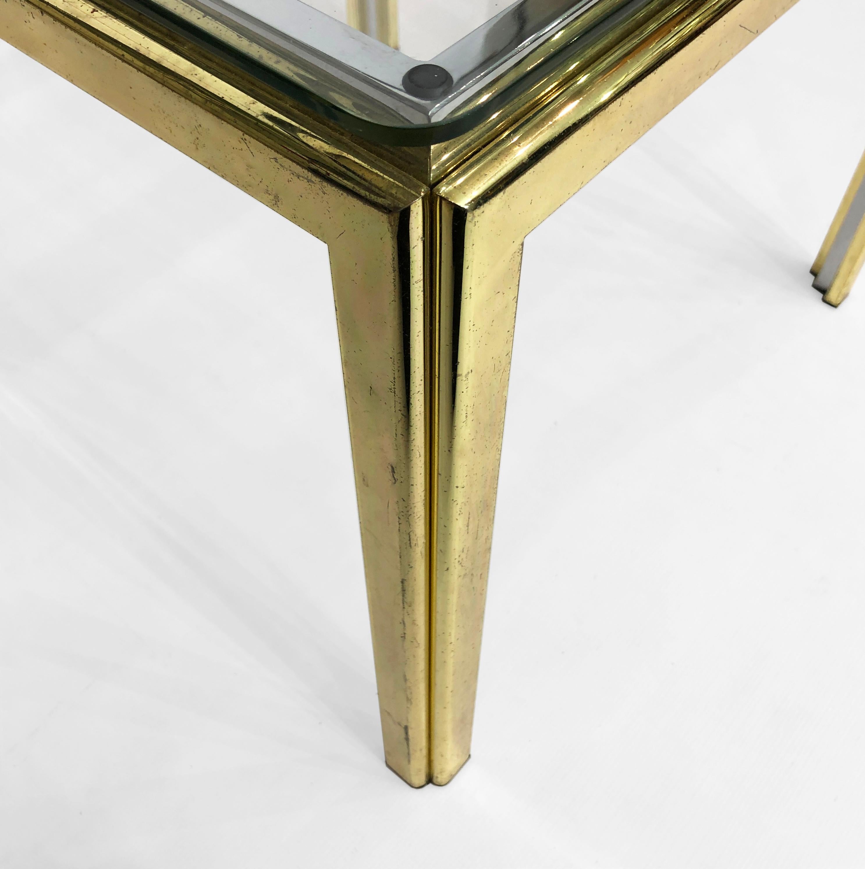 Beistelltisch aus Messing und Chromglas im Renato Zevi-Stil aus den 1970er Jahren mit 6 verfügbaren Hollywood Rege (Metall) im Angebot