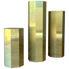 Set di tre piedistalli a forma di ottagono rivestiti in ottone degli anni '70