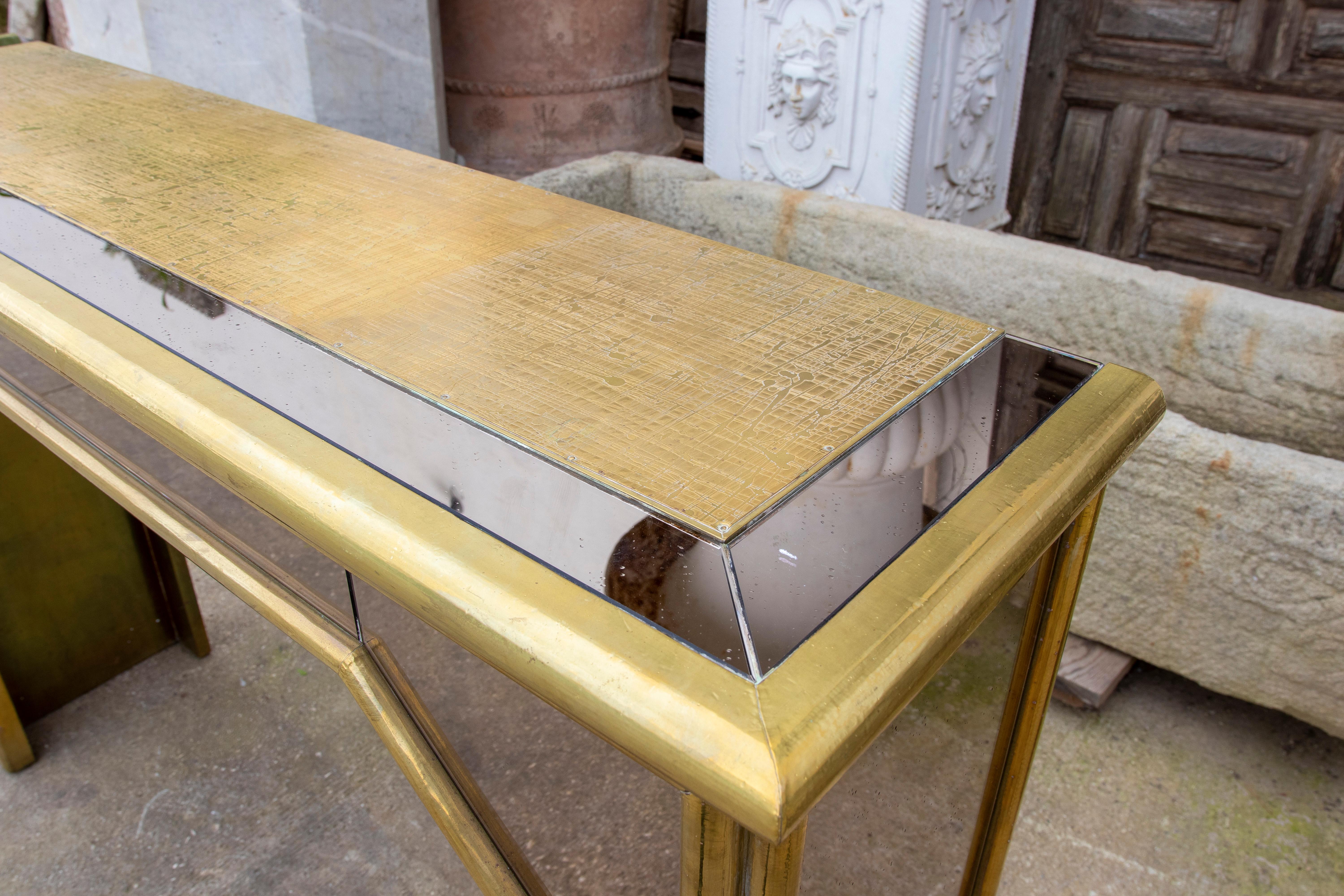 Laiton Console en laiton avec miroir signée par l'artiste Gony Nava, années 1970  en vente