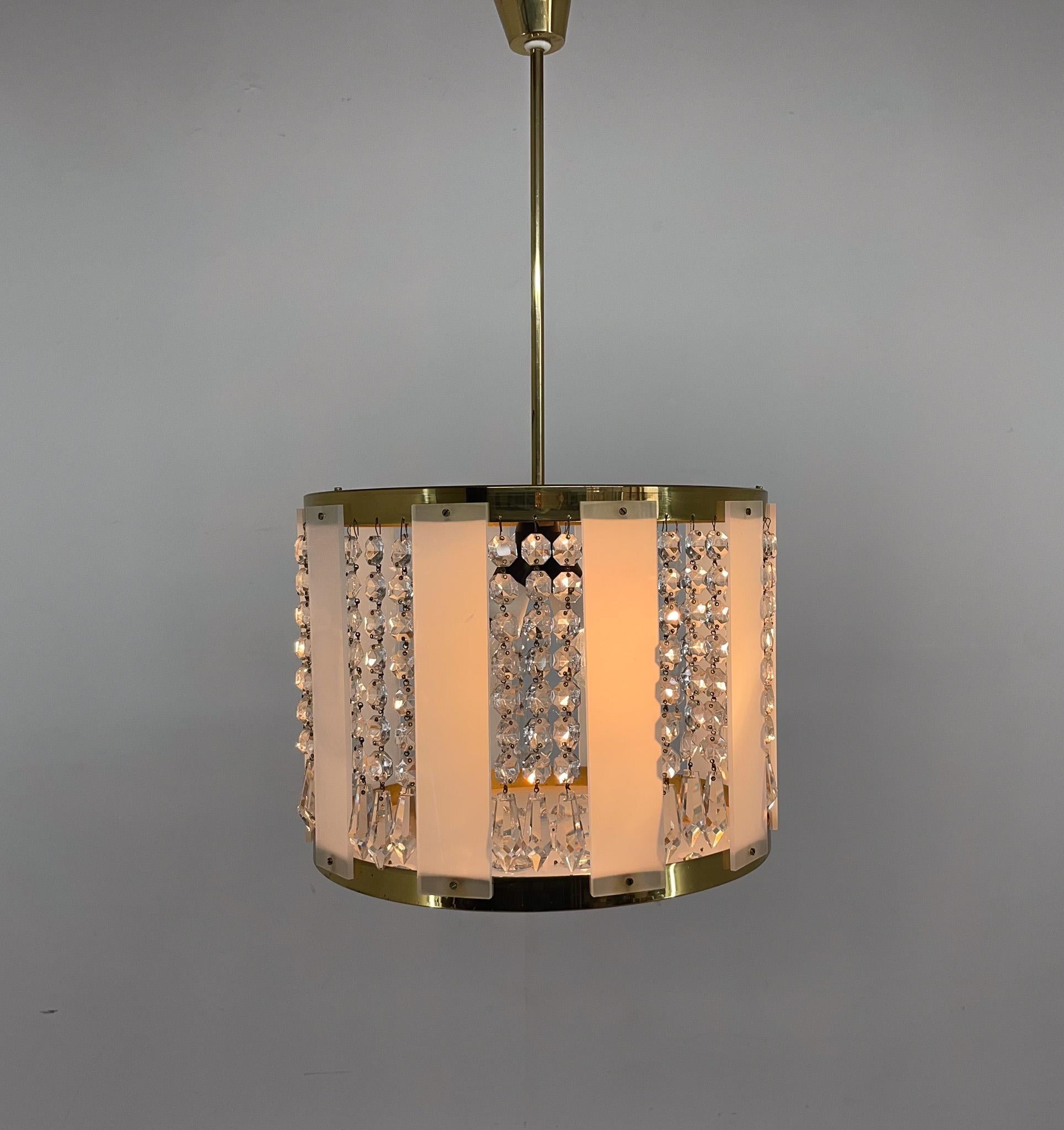 Unusual pendant light, produced in former Czechoslovakia by Novy Bydzov Glassworks. It casts a beautiful light. Matching table lamp available.