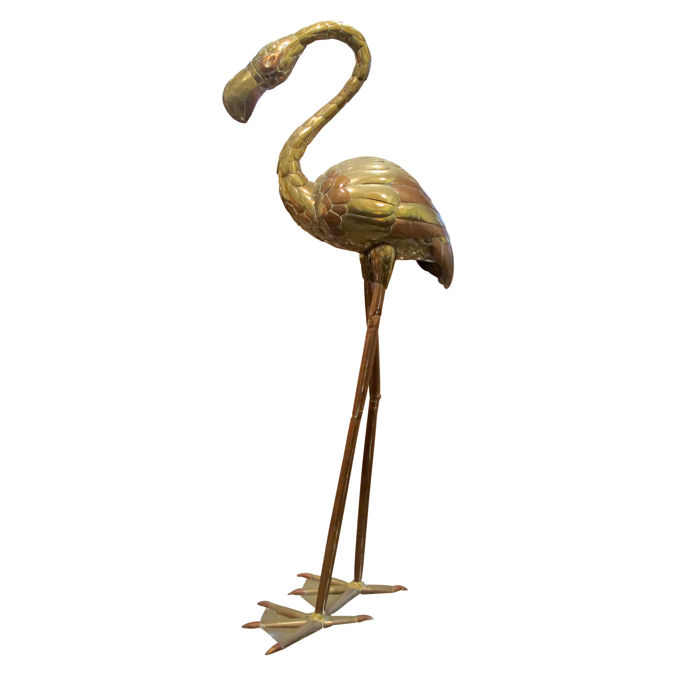 Dies ist eine Flamingo-Skulptur aus Messing des mexikanischen Künstlers Sergio Bustamante, die in den 1970er Jahren hergestellt wurde. Der Flamingo hat eine elegante Haltung mit langen, schlanken Beinen und einem anmutig gebogenen Hals, der die