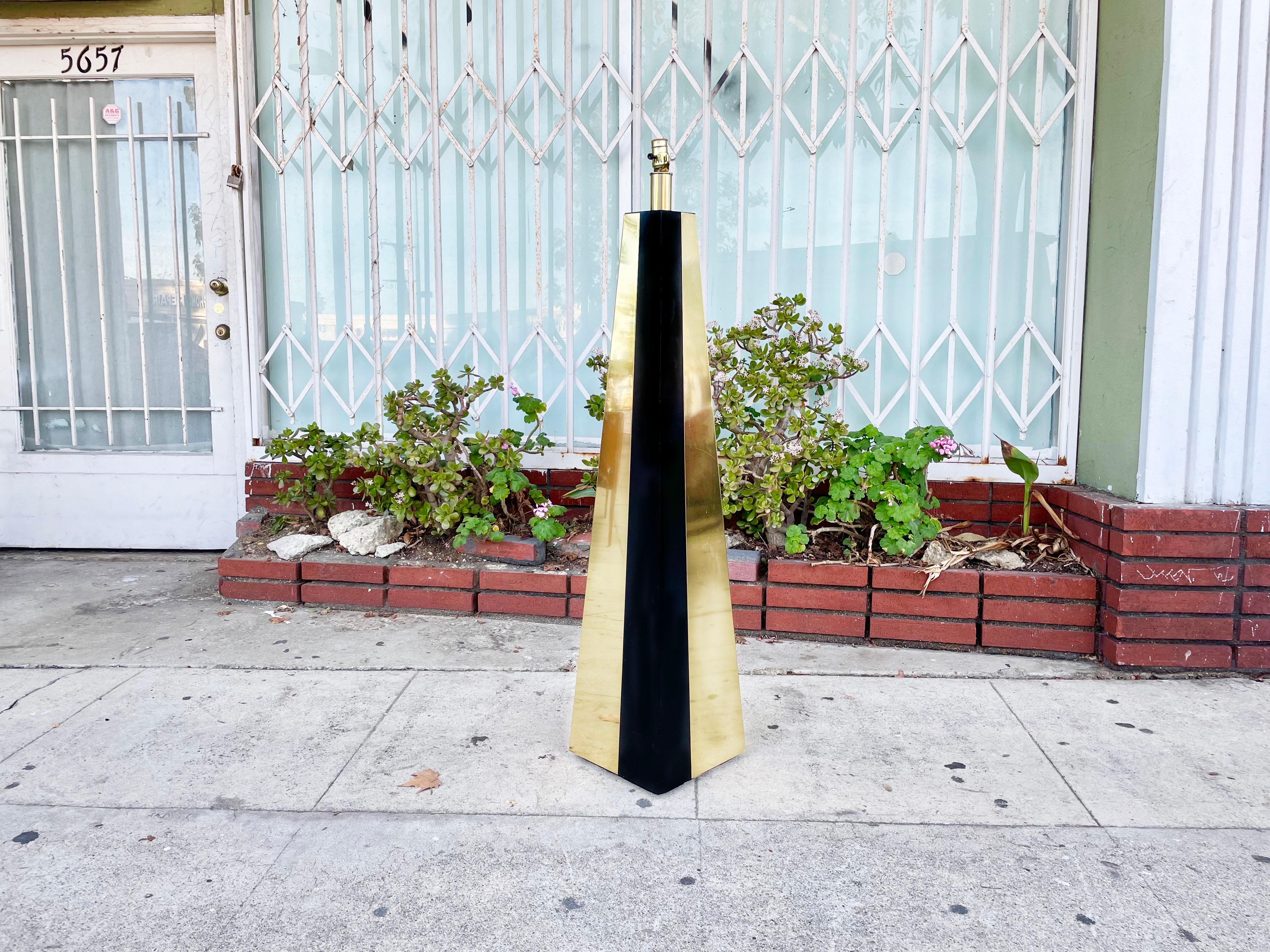 ✨ Vintage Hollywood Regency in Brass & Black ✨

This 1970s American Brass Floor Lamp is a striking example of mid-century sophistication. Inspired by the bold designs of Paul Evans, it features a rich black wood frame accented with gleaming brass