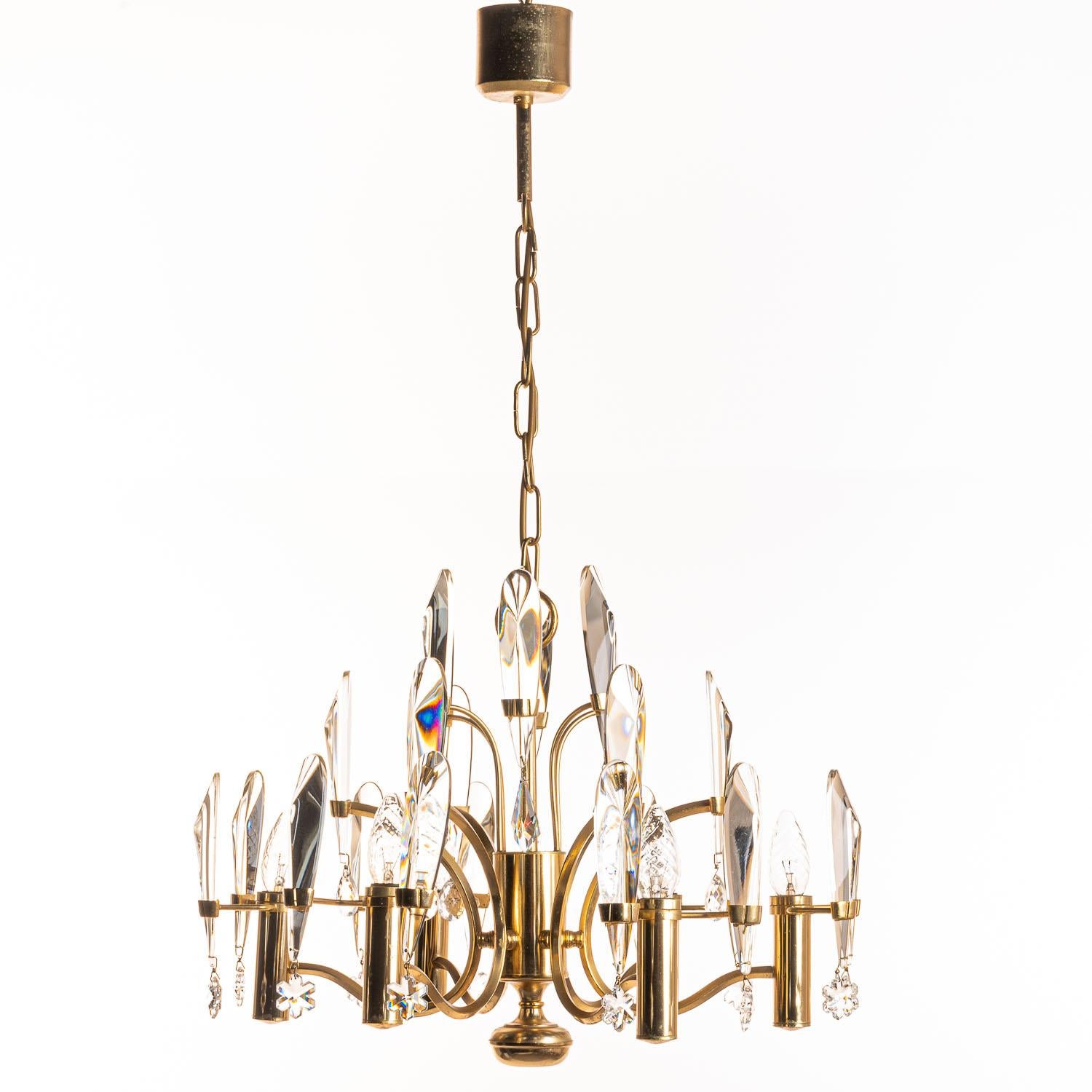 Glamorous lamp by Gaetano Sciolari. His signature design of in total 24 beveled edged crystal glass hanging from a gold-plated brass mount. Under each crystal glass bar is a classic crystal glass ornament. It holds six E14 lightbulbs
Please note,