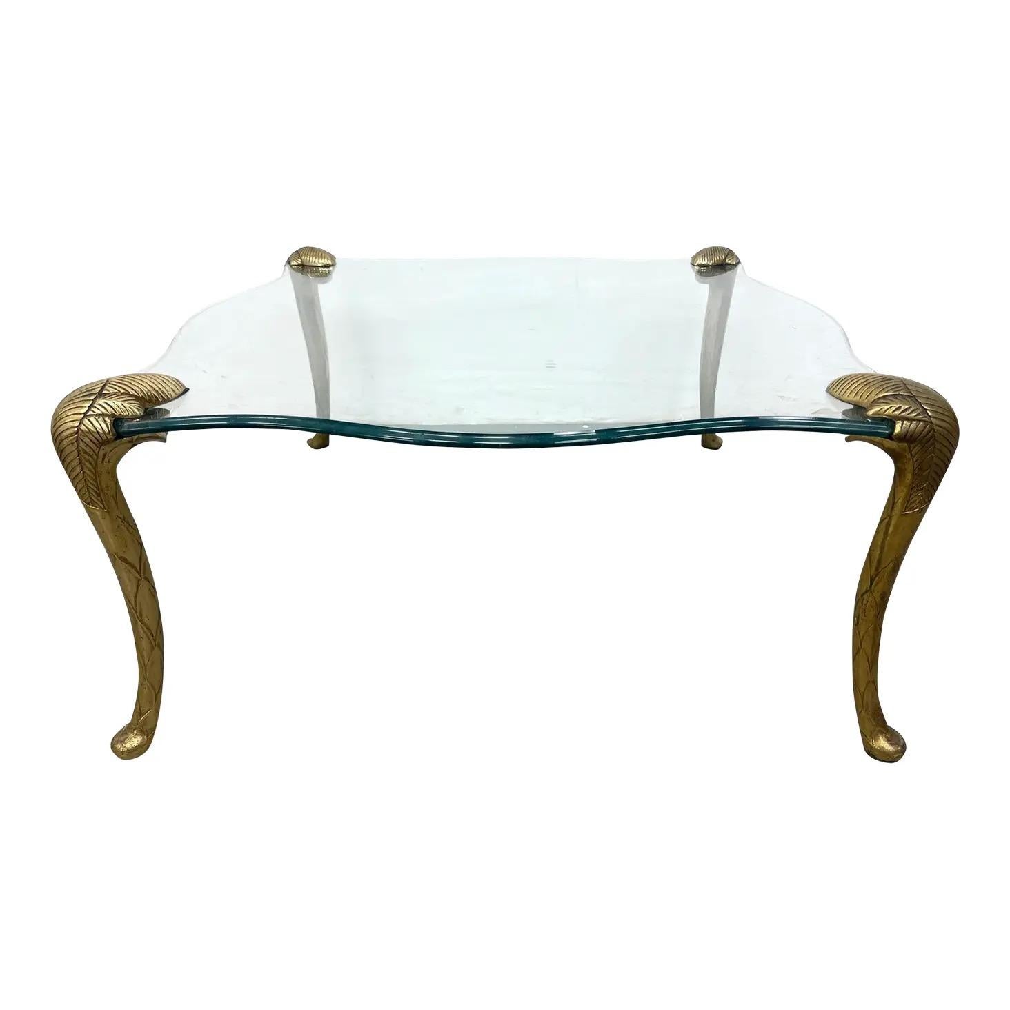 Rara mesa de centro vintage al estilo de P.E. Guerin, con patas esculpidas de estilo frontal y una gruesa tapa rectangular de cristal. La tapa de cristal es extraíble y biselada.

