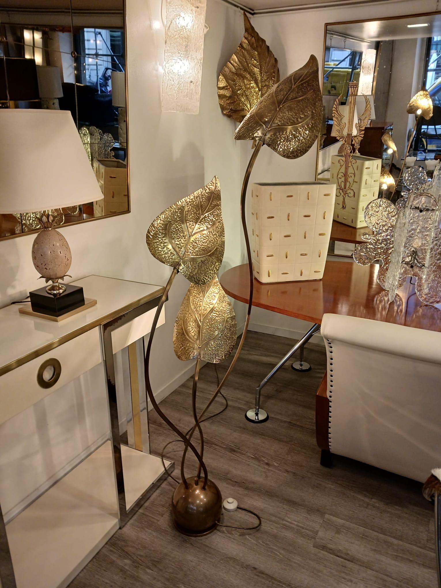 1970s Brass Leaves Floor Lamp 
H 170 cm, W 60 cm , DIam. base 25 cm 
Very good condition
Original Working electric system 
