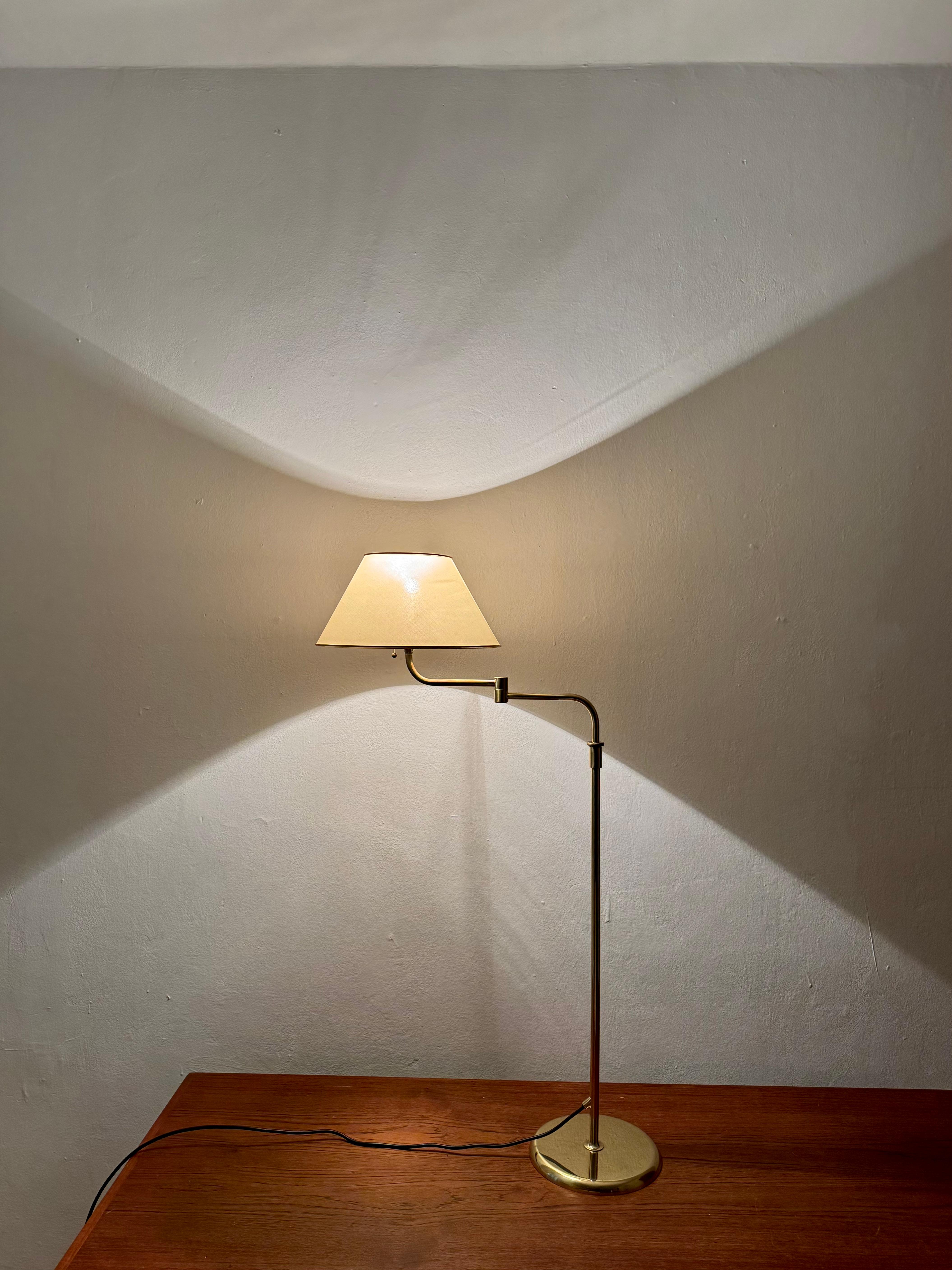 1970s brass Lesan floor lamp by Florian Schulz For Sale 5