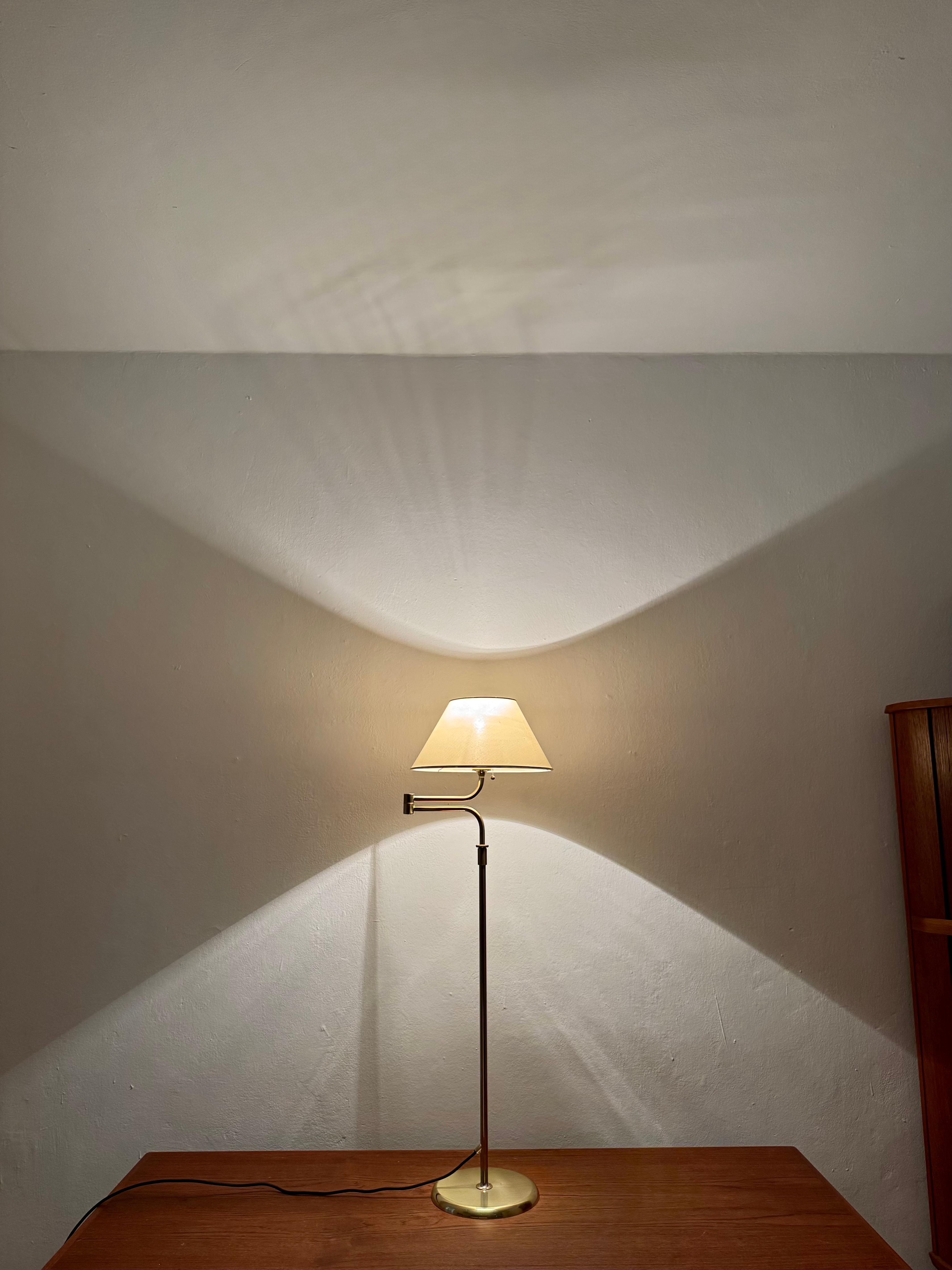 1970s brass Lesan floor lamp by Florian Schulz For Sale 8