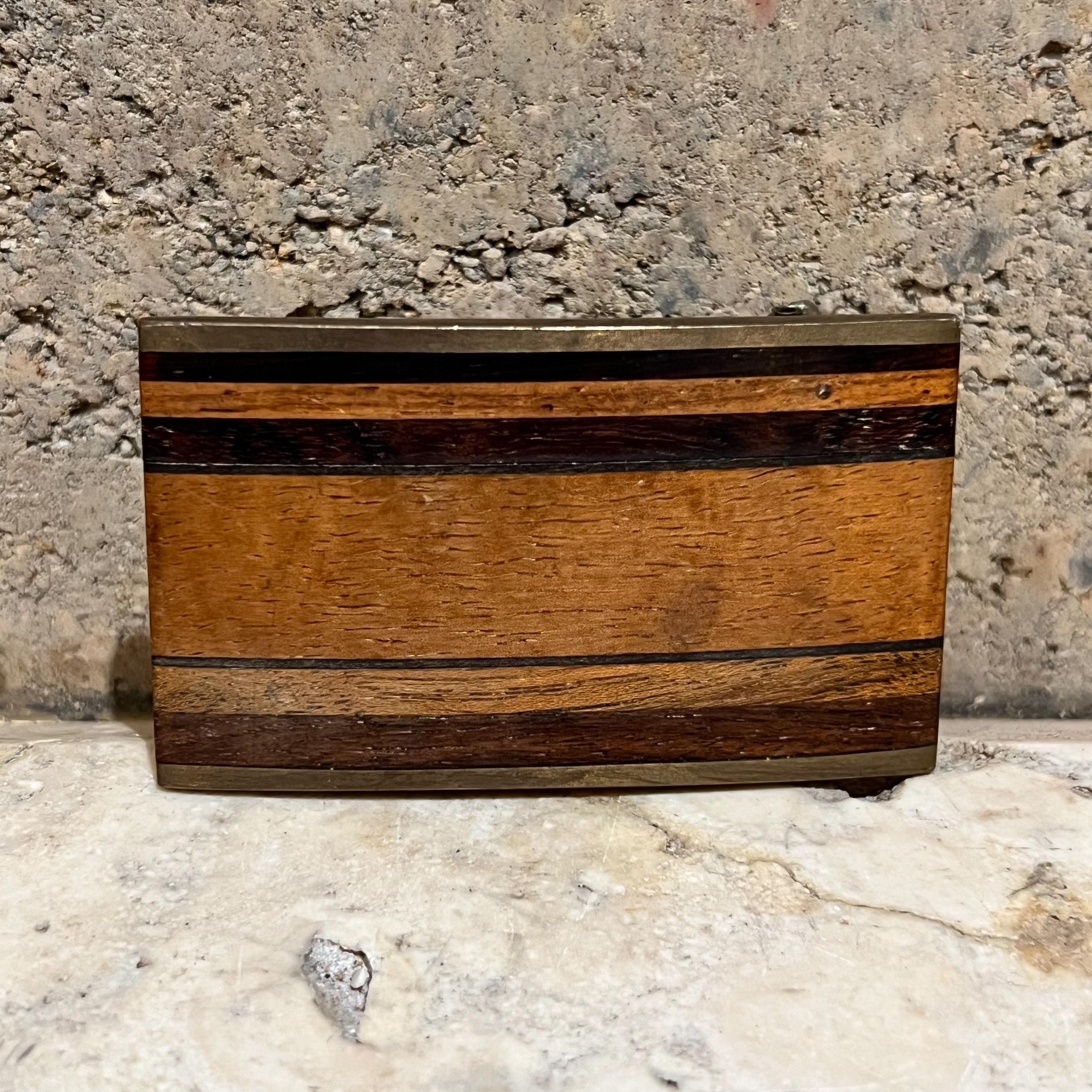 AMBIANIC présente
1970 Boucle de ceinture en laiton et bois clair Kenneth Reid New Mexico
3 l x 1,75 p x 0,5 p
Vintage By
Se référer aux images pour connaître l'état de l'appareil.