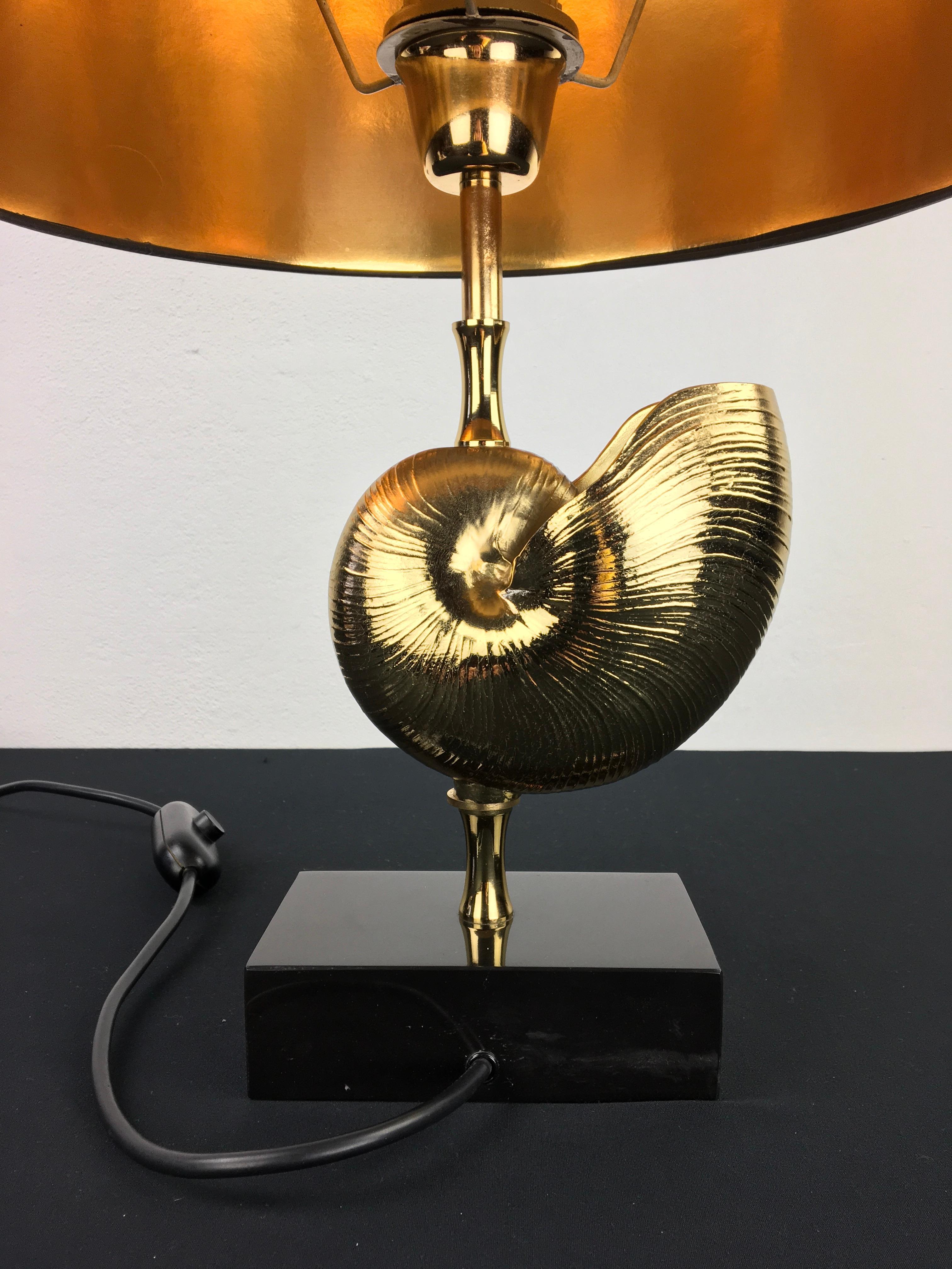 Lampe à poser en laiton avec coquille de Nautilus, années 1970 en vente 3