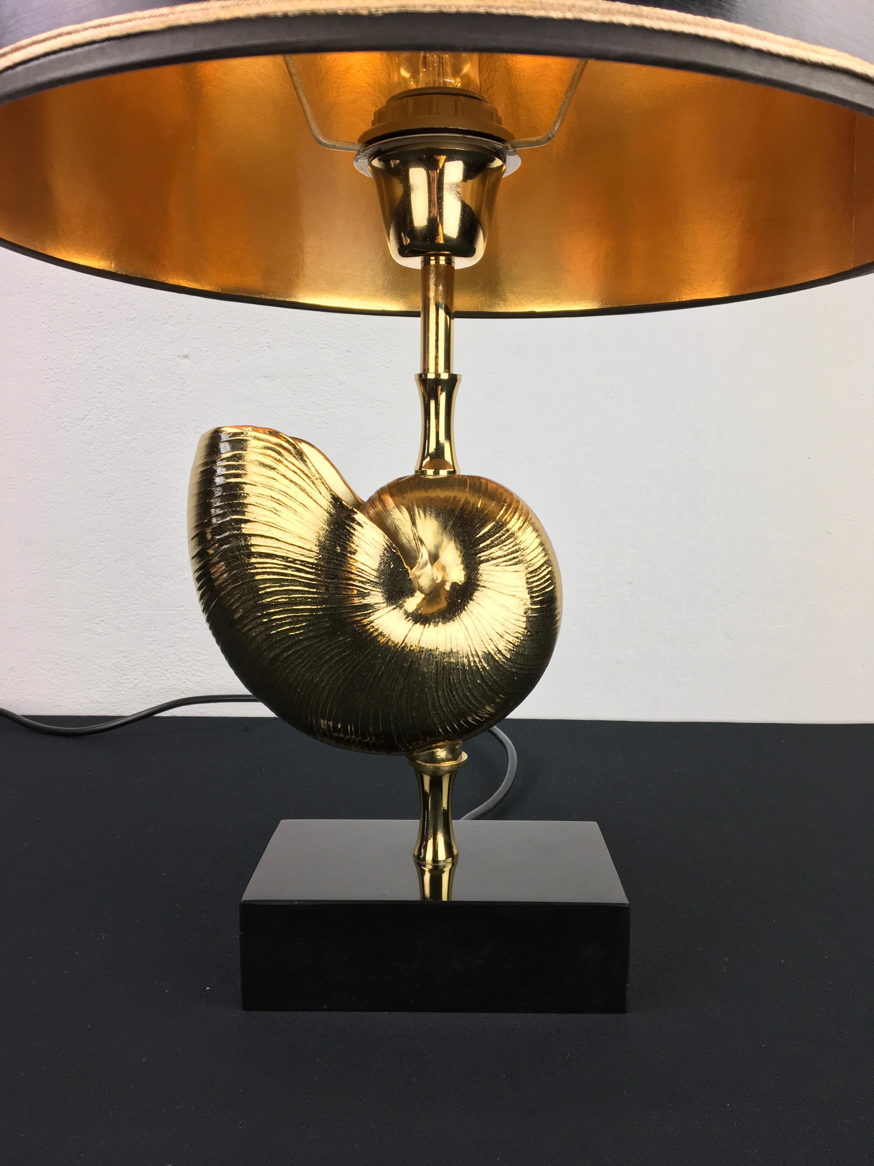 Hollywood Regency 1970s Brass Nautilus Shell Table Lamp For Sale
