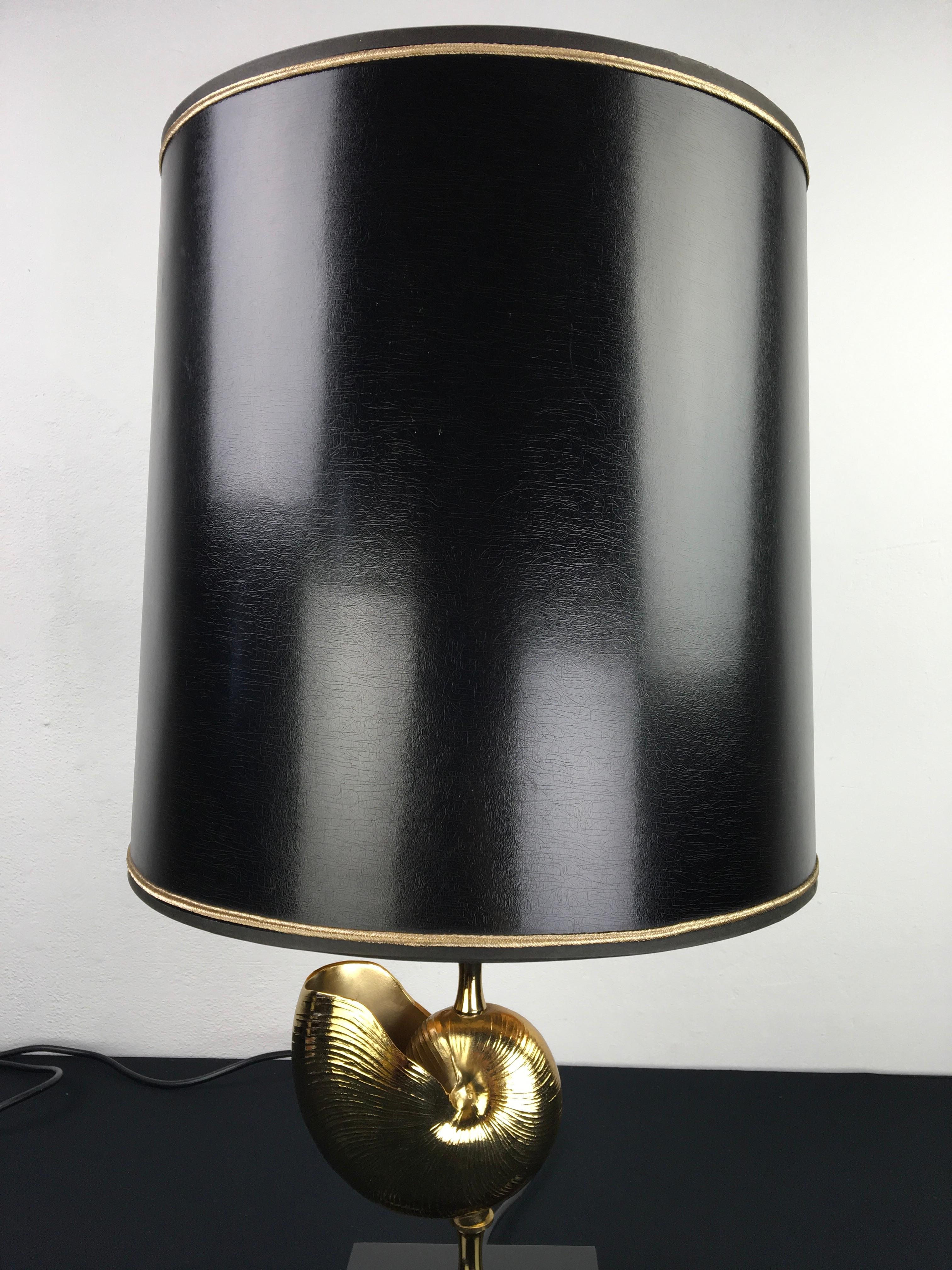 Hollywood Regency Lampe à poser en laiton avec coquille de Nautilus, années 1970 en vente