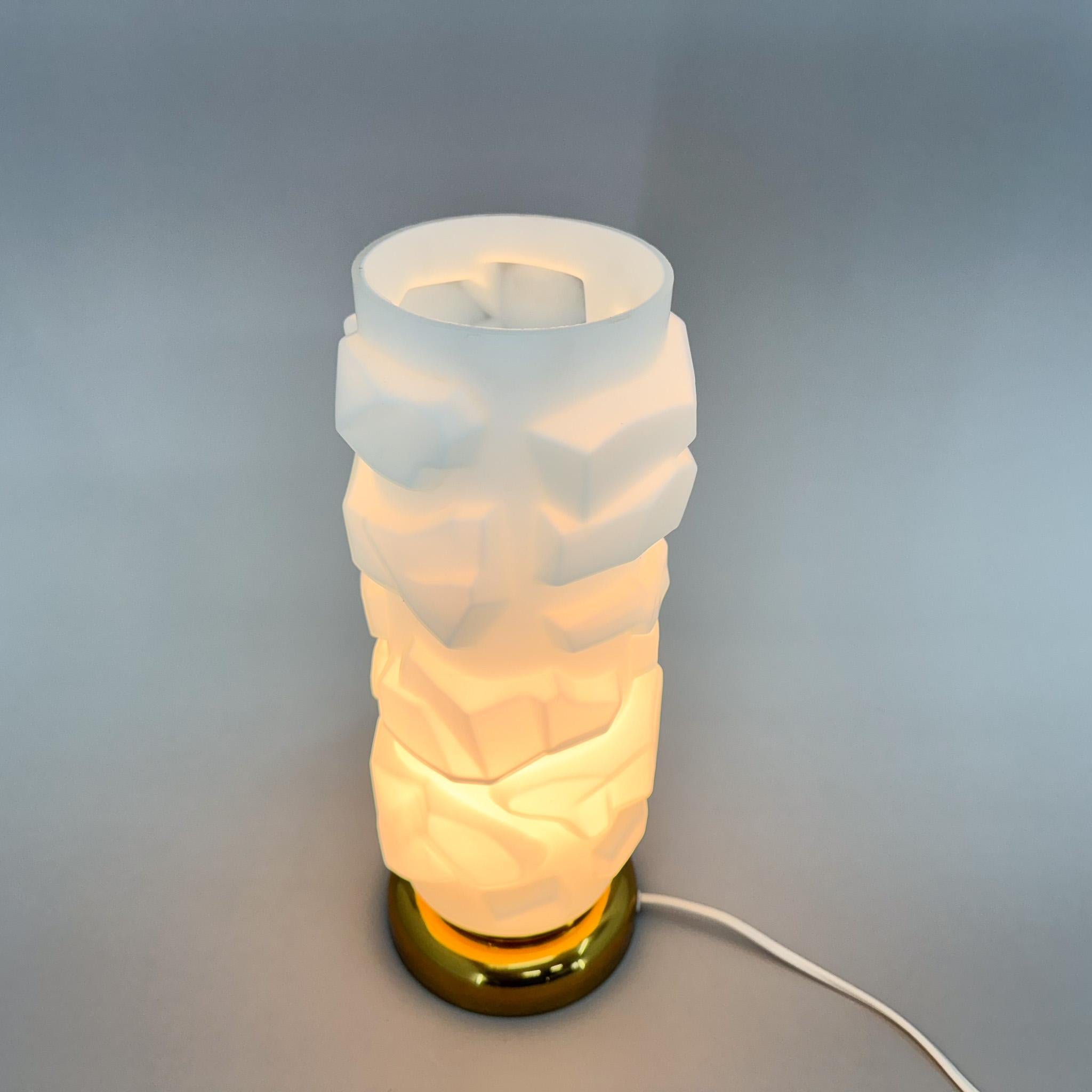 20ième siècle Lampe de bureau en laiton et verre opalin des années 1970, Tchécoslovaquie en vente