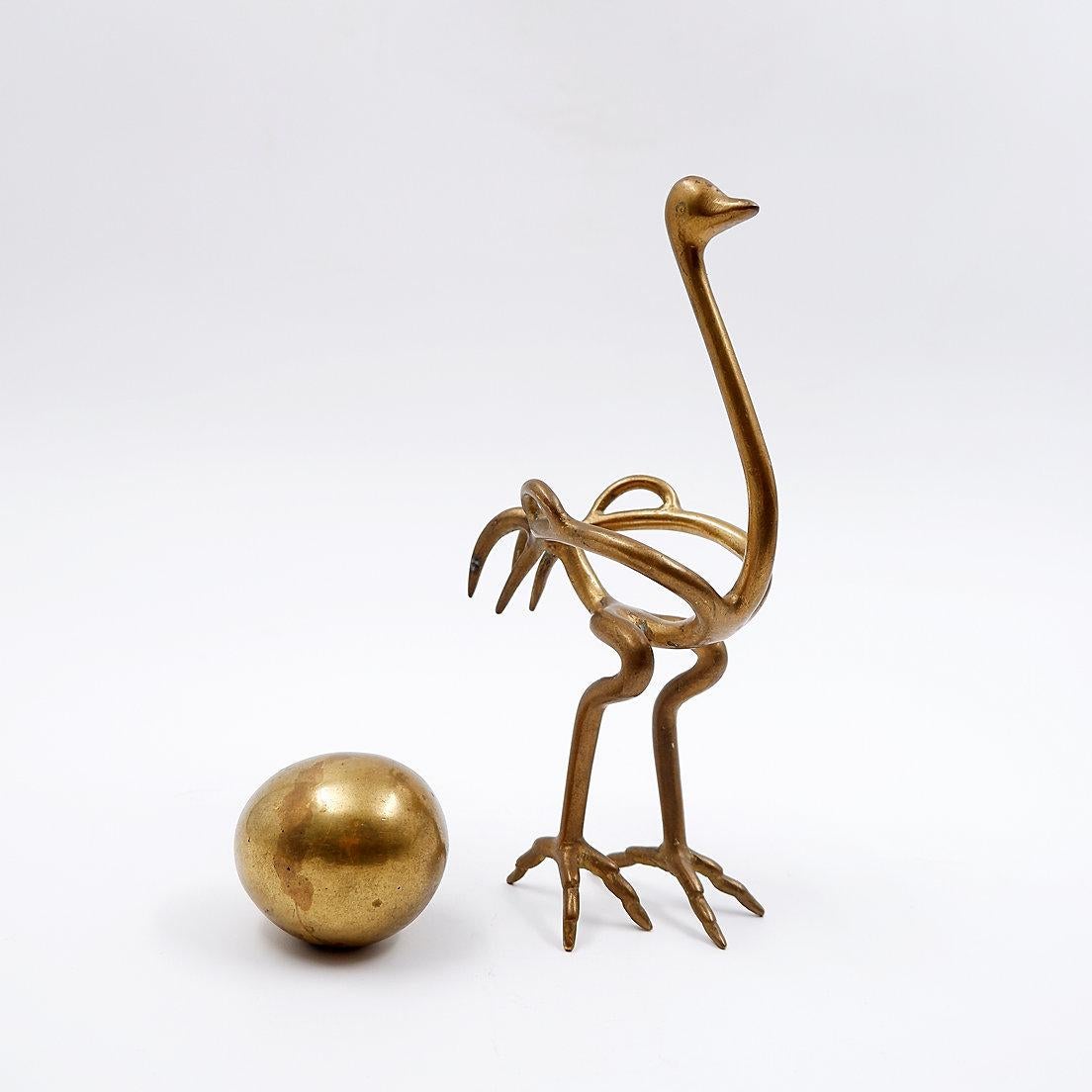 Scultura di struzzo in ottone con uovo degli anni '70 in vendita 4