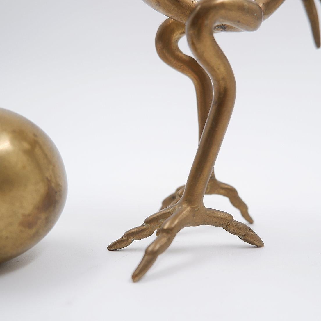Scultura di struzzo in ottone con uovo degli anni '70 in vendita 7