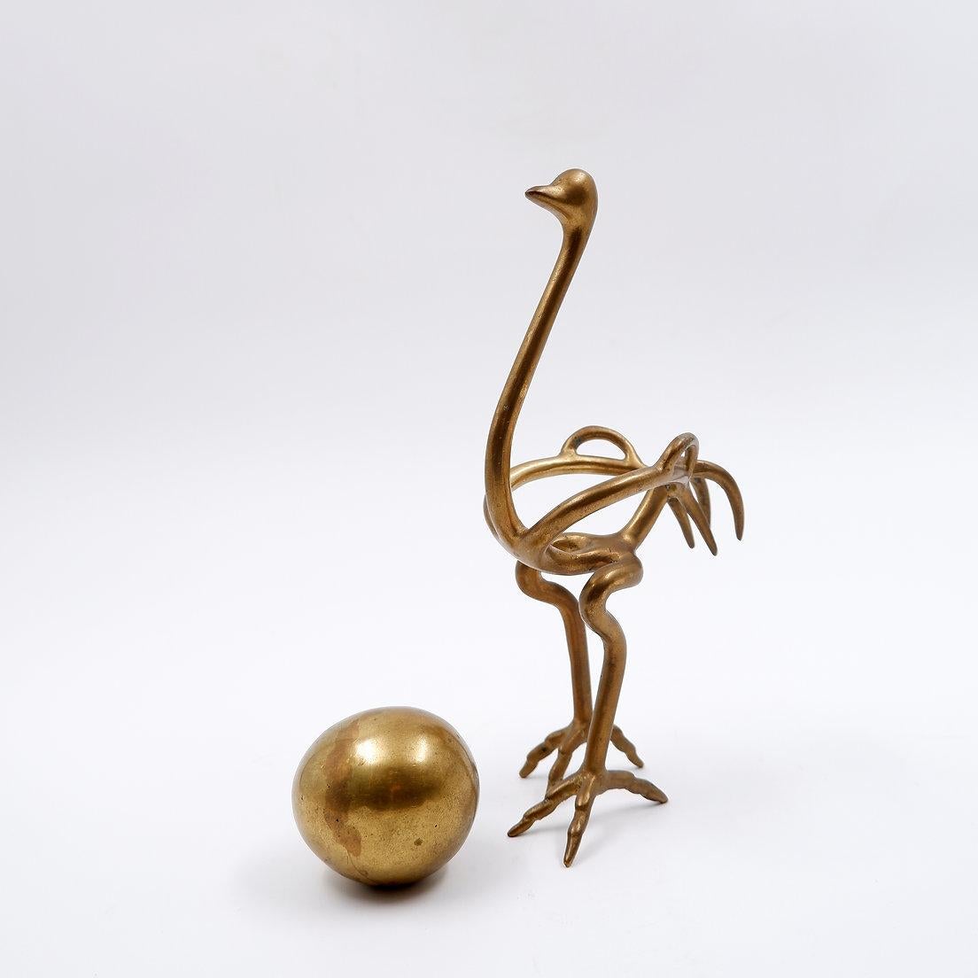 Scultura di struzzo in ottone con uovo degli anni '70
Scultura animale - Decorazione Vintage
Misure: 6x9cm H. 19cm 
Materiale: ottone 
Usura coerente con l'età e l'uso