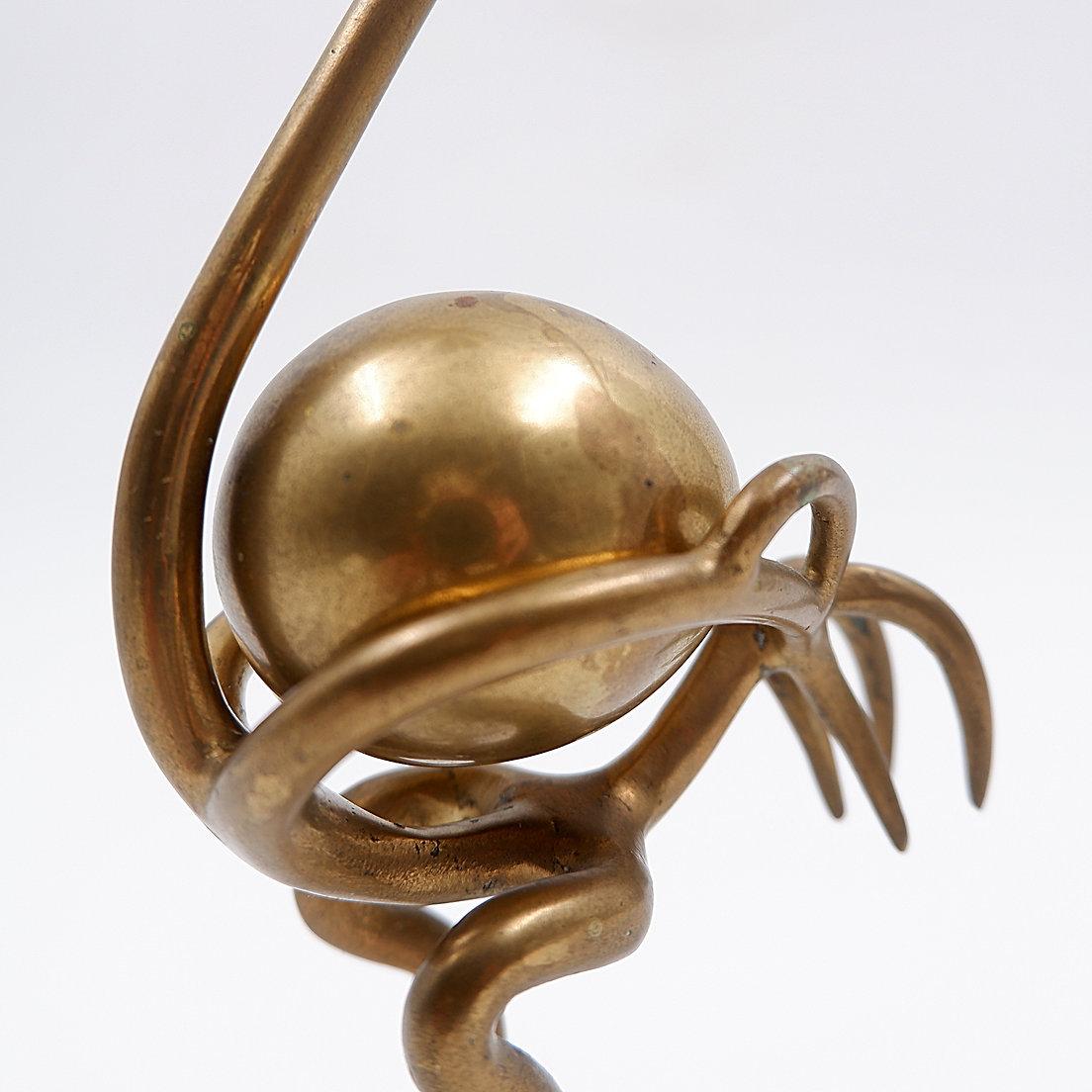 Mid-Century moderno Scultura di struzzo in ottone con uovo degli anni '70 in vendita