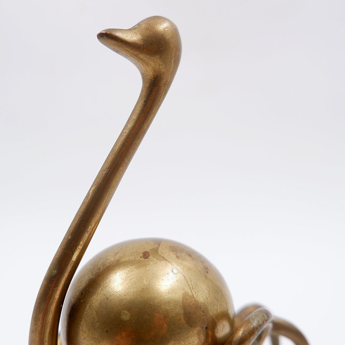 Scultura di struzzo in ottone con uovo degli anni '70 in vendita 3
