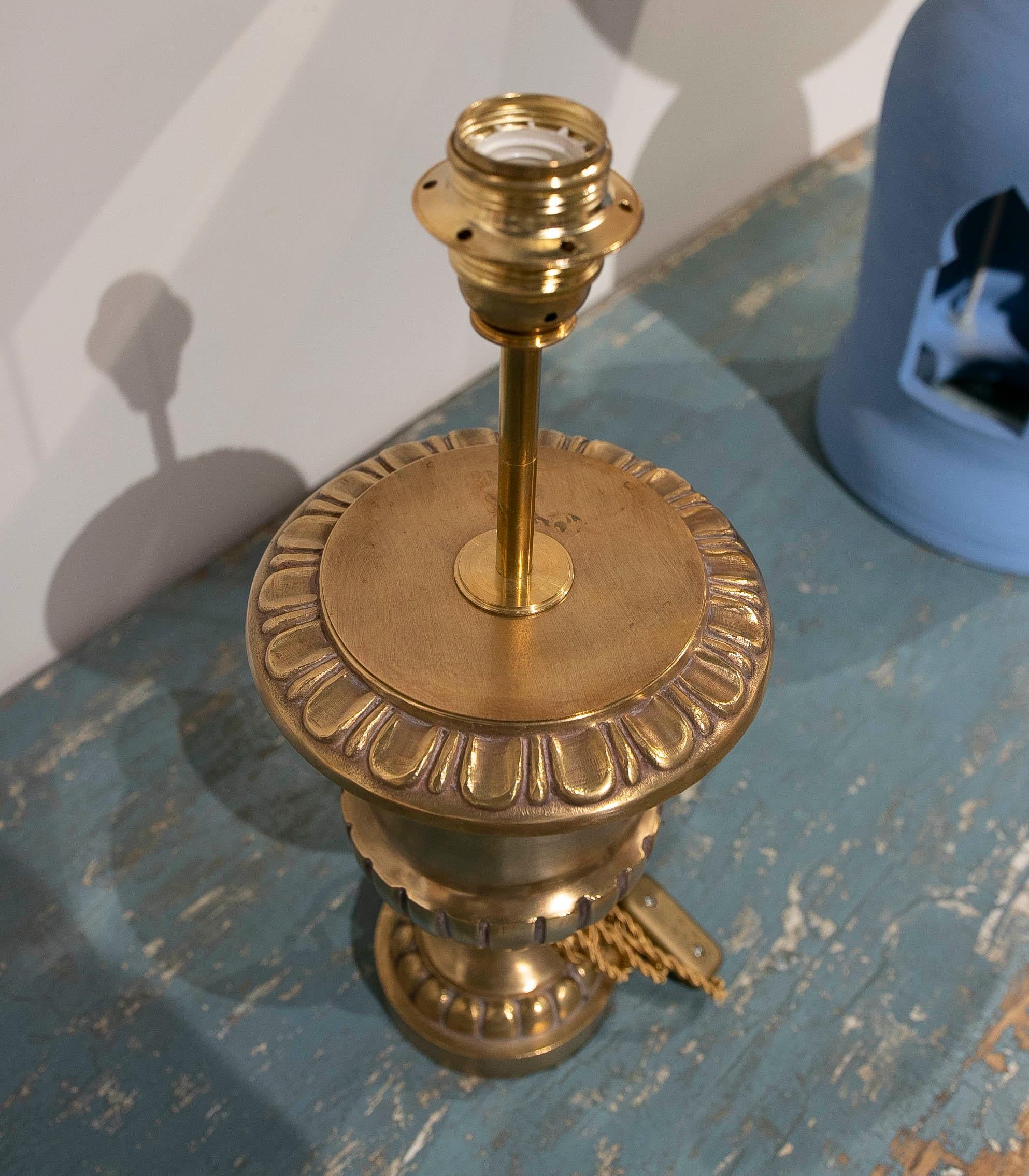 Paire de lampes en laiton des années 1970 en forme de coupe classique. en vente 8