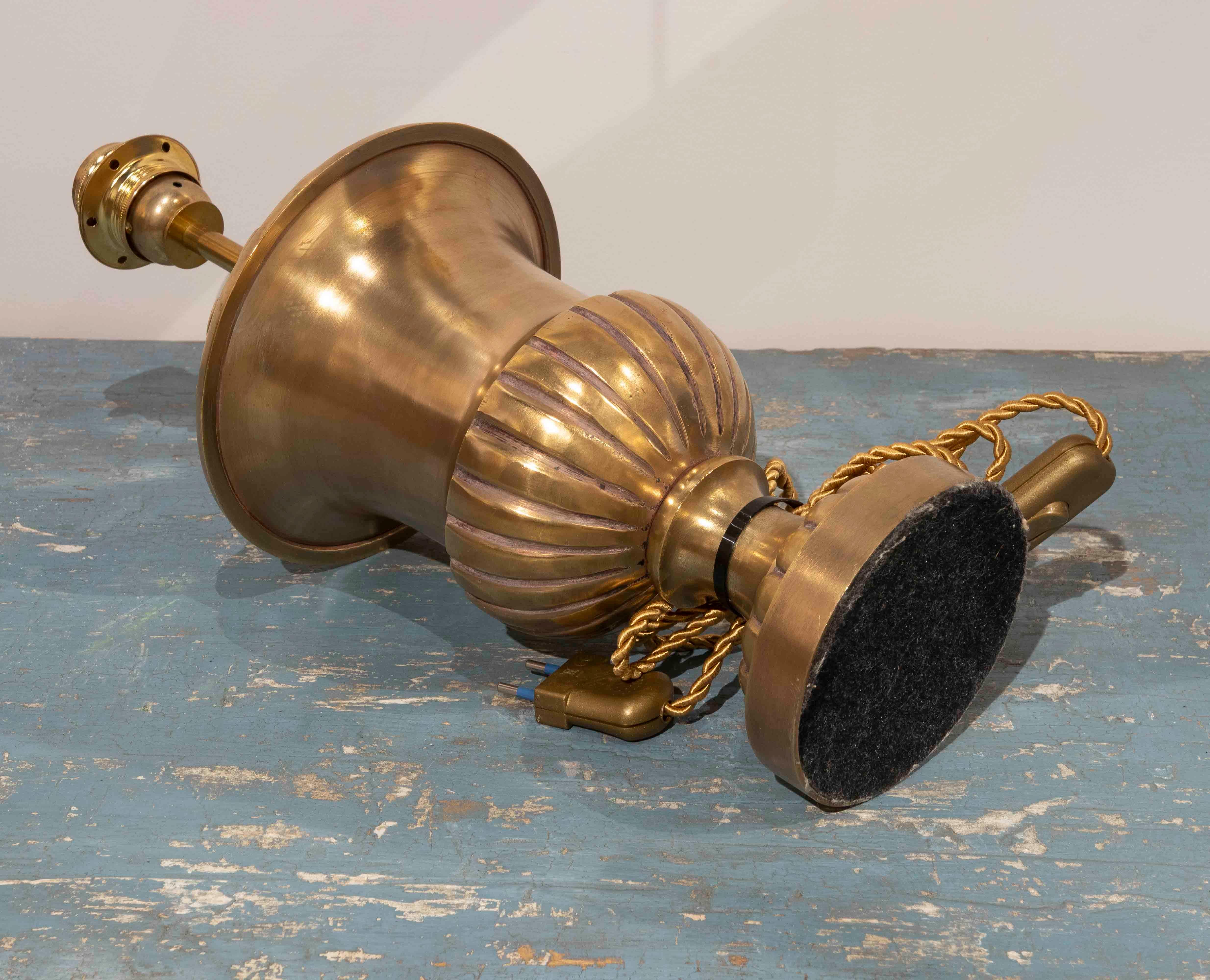 Espagnol Paire de lampes en laiton des années 1970 en forme de coupe classique. en vente