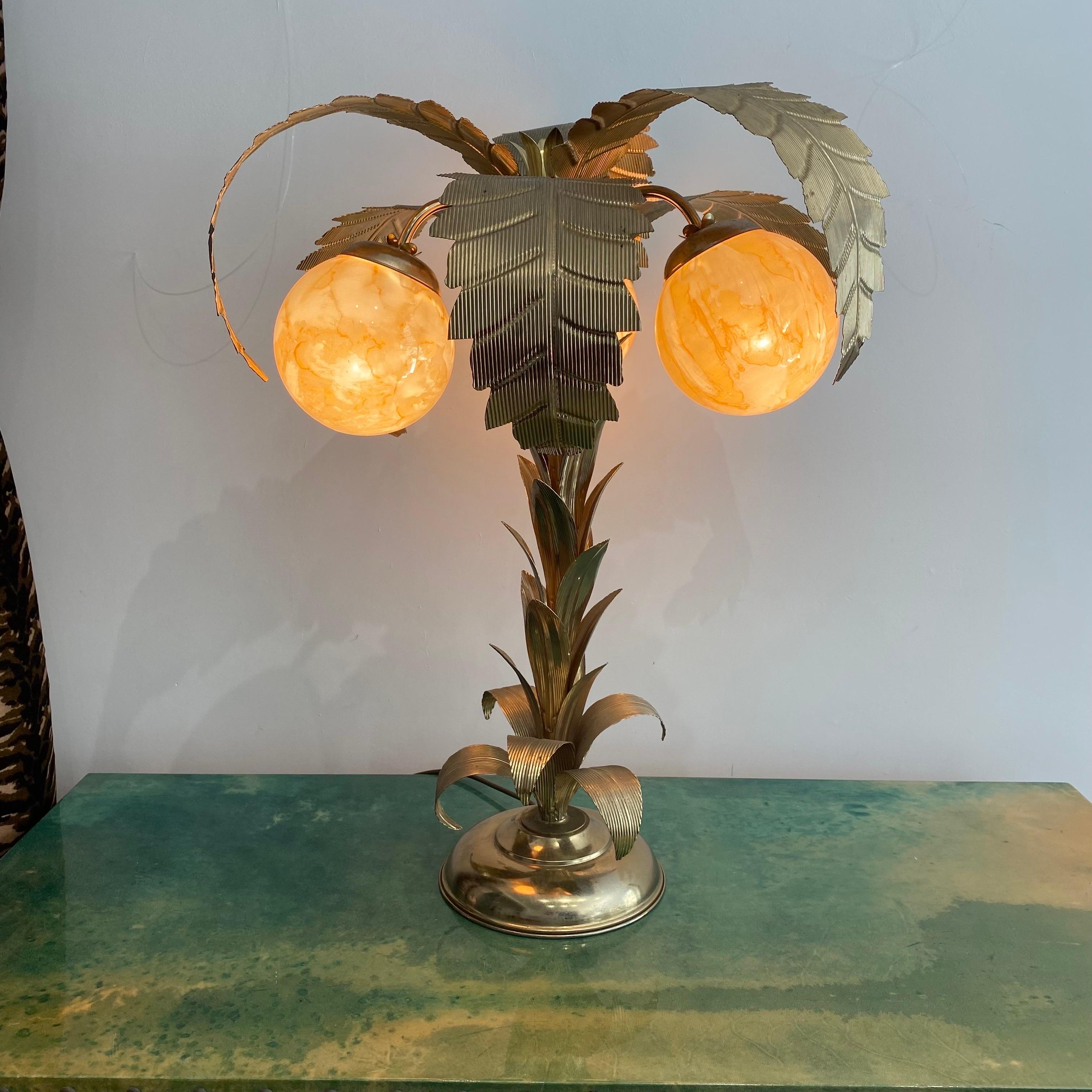 Cette rare lampe à poser en forme de palmier des années 1970, en laiton plaqué, de style art déco, rappelant la Maison Jensen, est une pièce vraiment unique et captivante. Cette lampe à poser tropicale respire l'élégance et le charme grâce à son