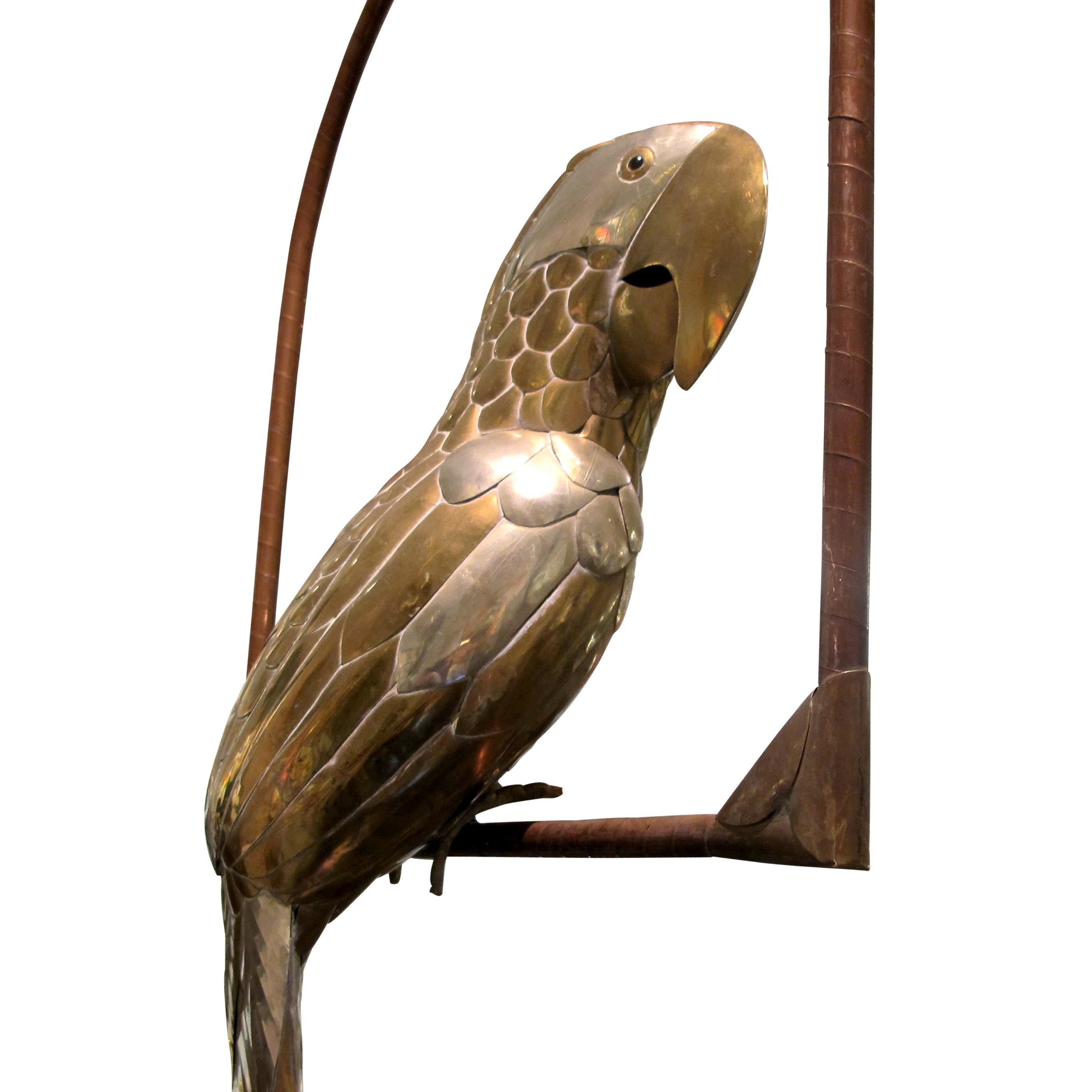 1970er Messing-Papageien-Skulptur auf einer Stange von Sergio Bustamante, Mexikaner (Mexikanisch) im Angebot