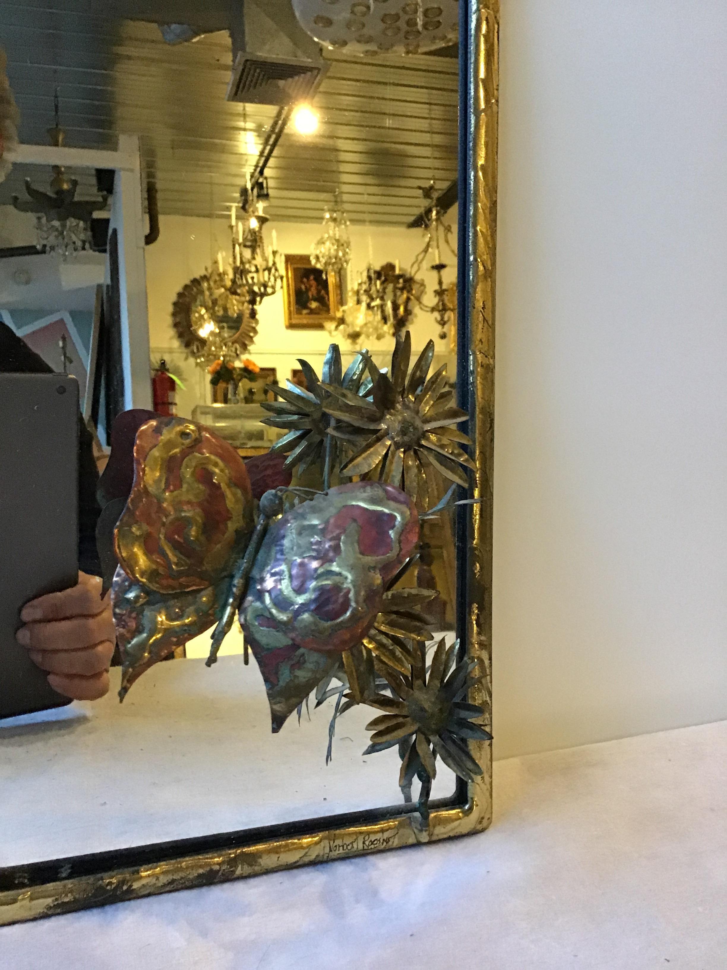 1970 Nober Roosnr Petit miroir plaqué laiton avec papillon et fleur Bon état - En vente à Tarrytown, NY