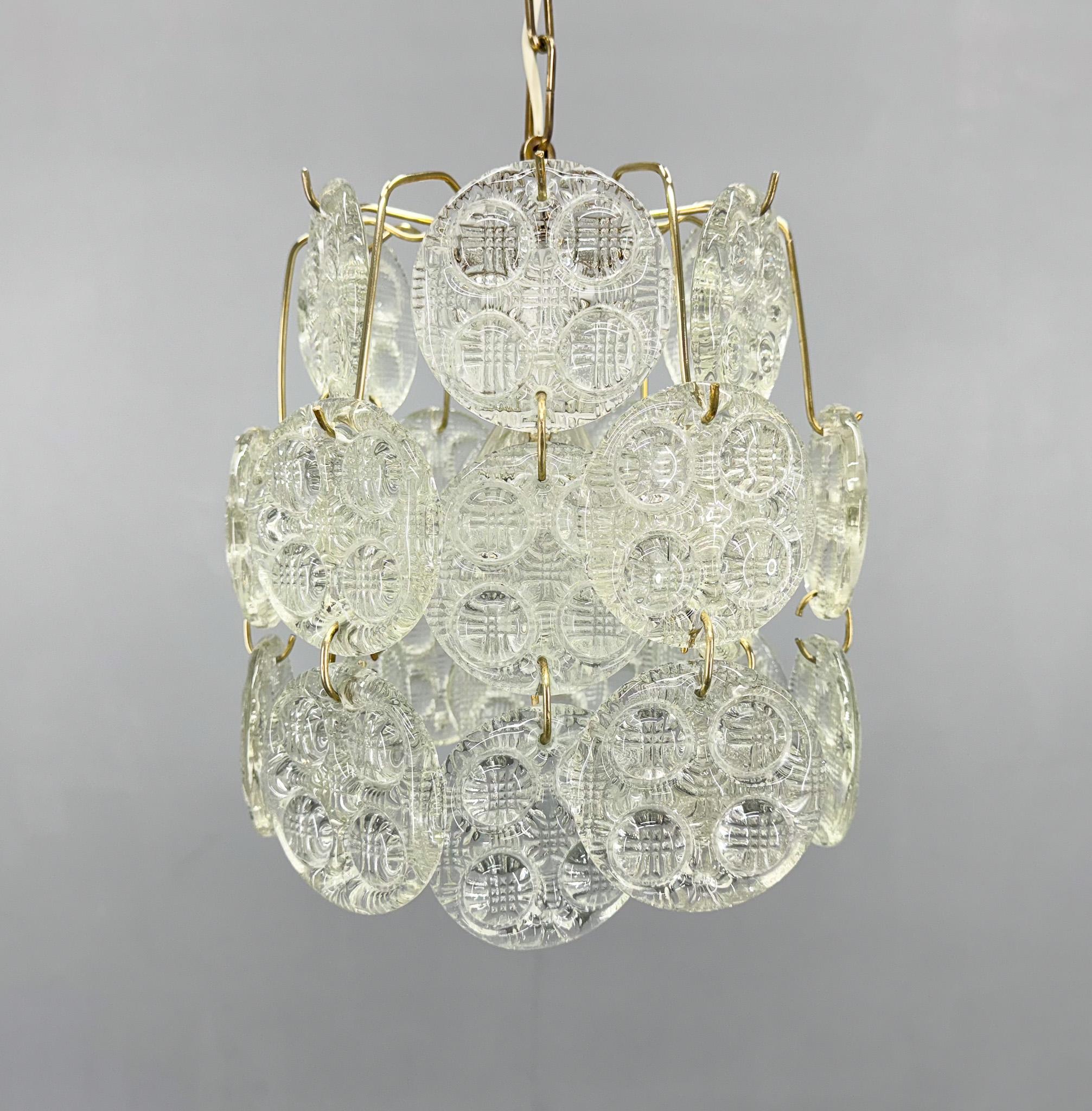 Mid-Century moderno Lampadario in ottone e vetro pressato degli anni '70, Cecoslovacchia in vendita