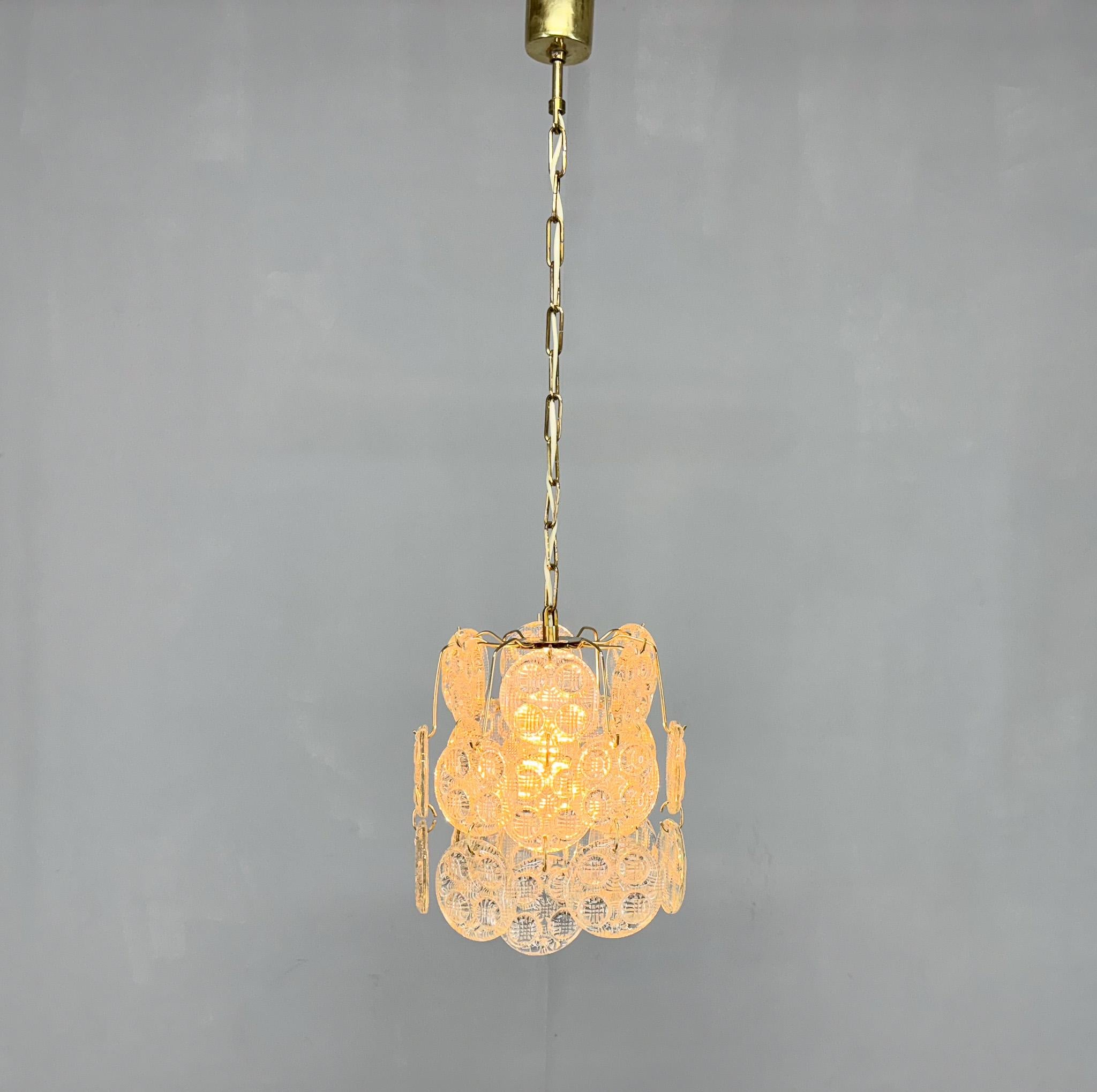 Lampadario in ottone e vetro pressato degli anni '70, Cecoslovacchia In condizioni buone in vendita a Praha, CZ
