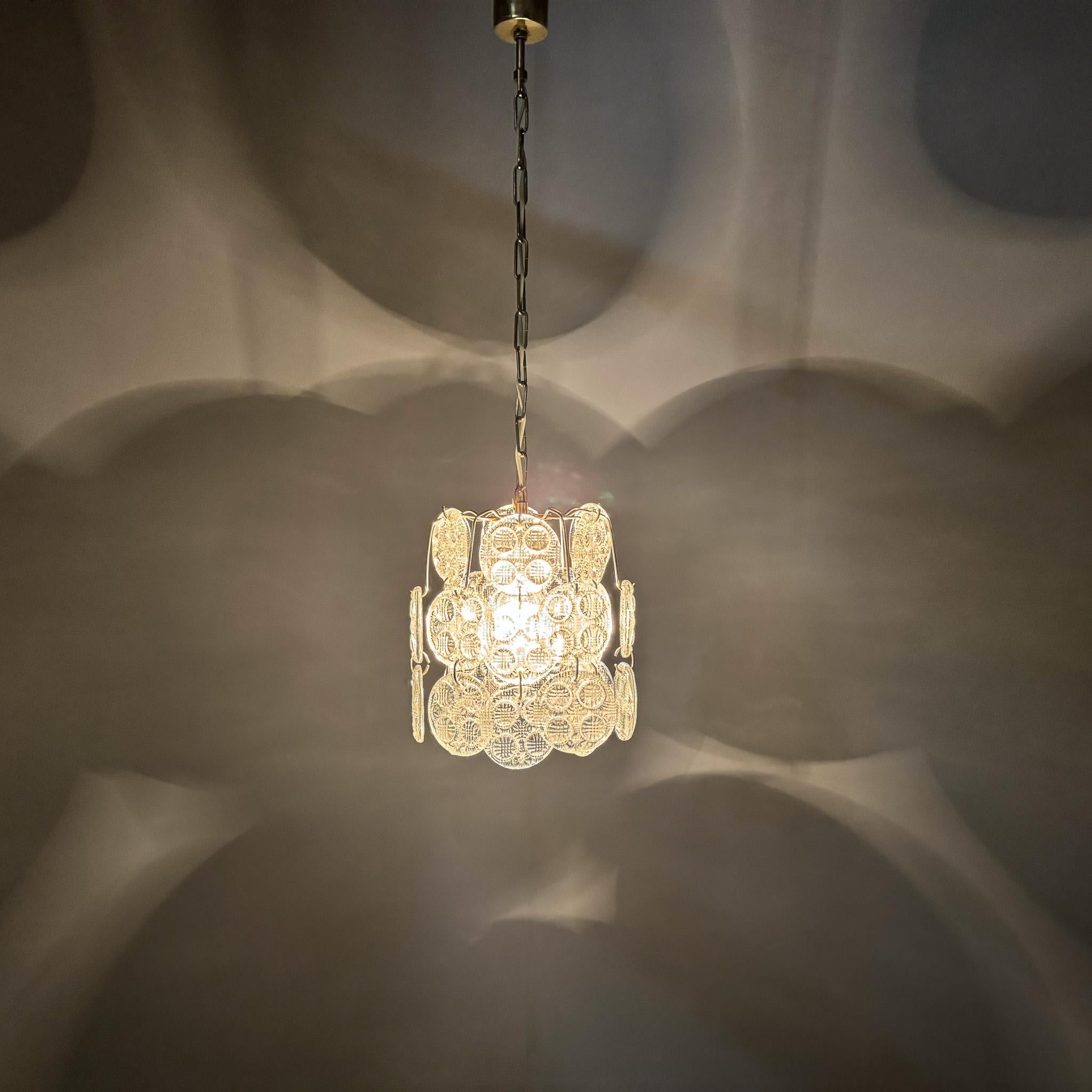 XX secolo Lampadario in ottone e vetro pressato degli anni '70, Cecoslovacchia in vendita