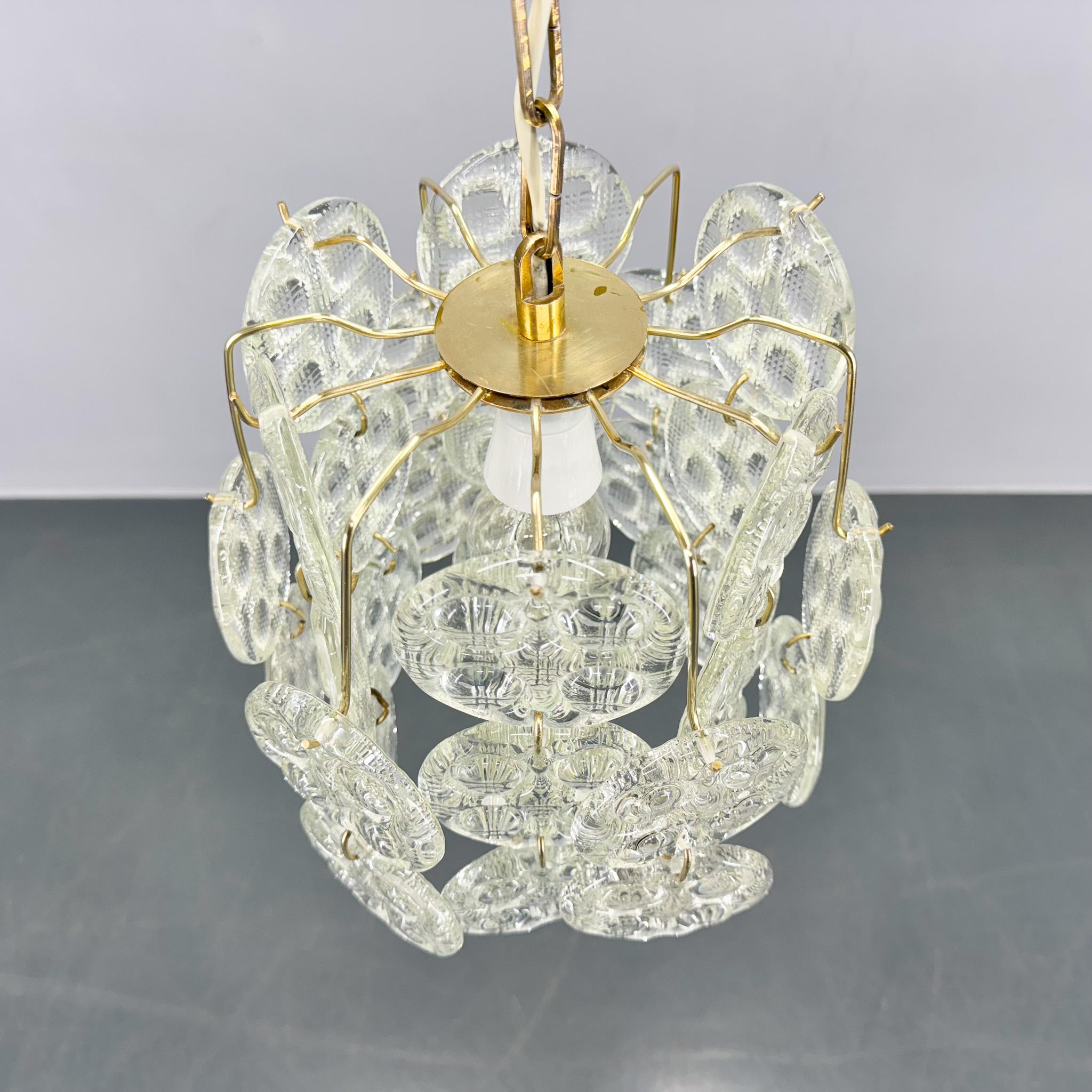 Ottone Lampadario in ottone e vetro pressato degli anni '70, Cecoslovacchia in vendita